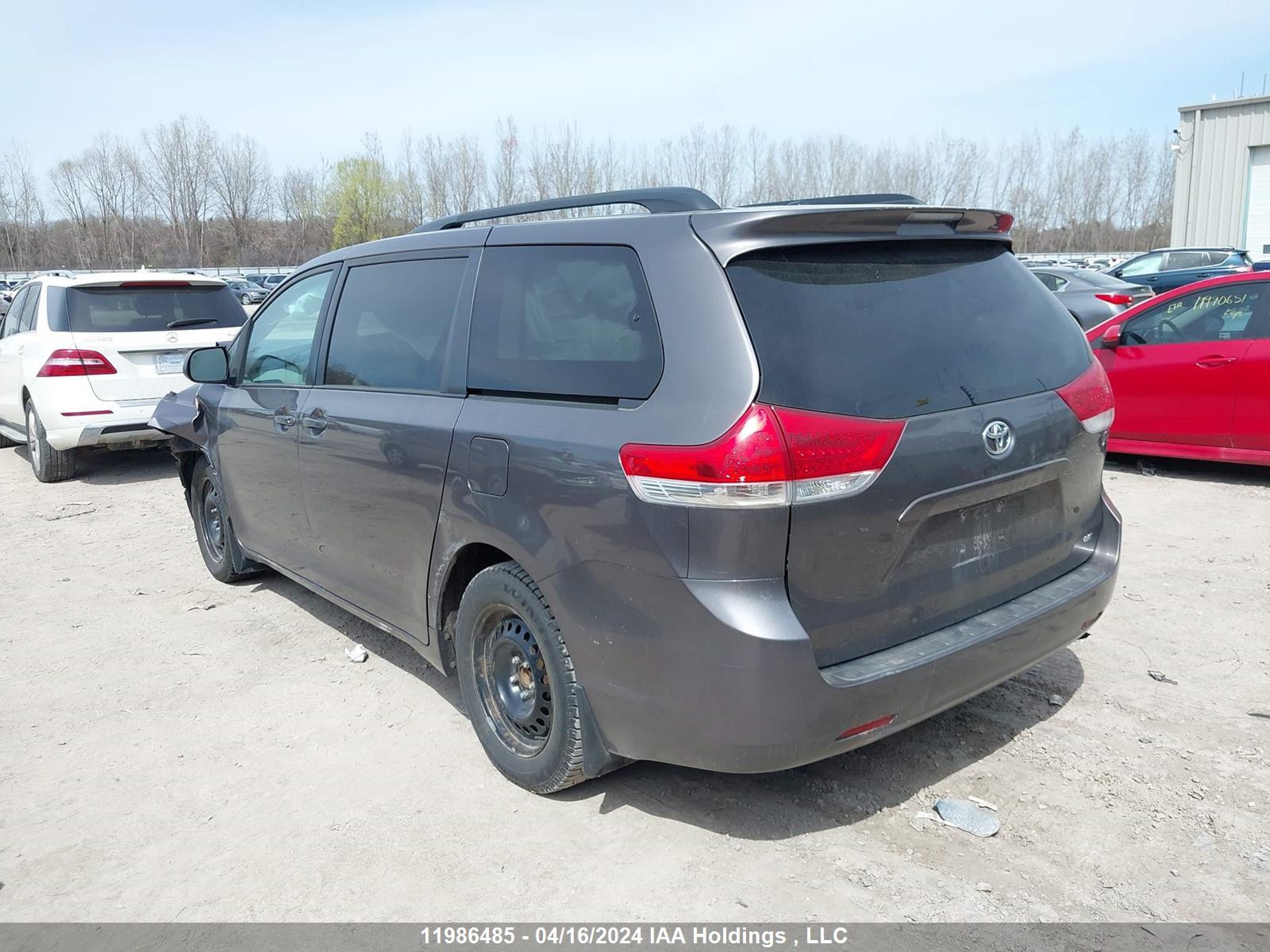 Photo 2 VIN: 5TDKA3DC4BS004273 - TOYOTA SIENNA 