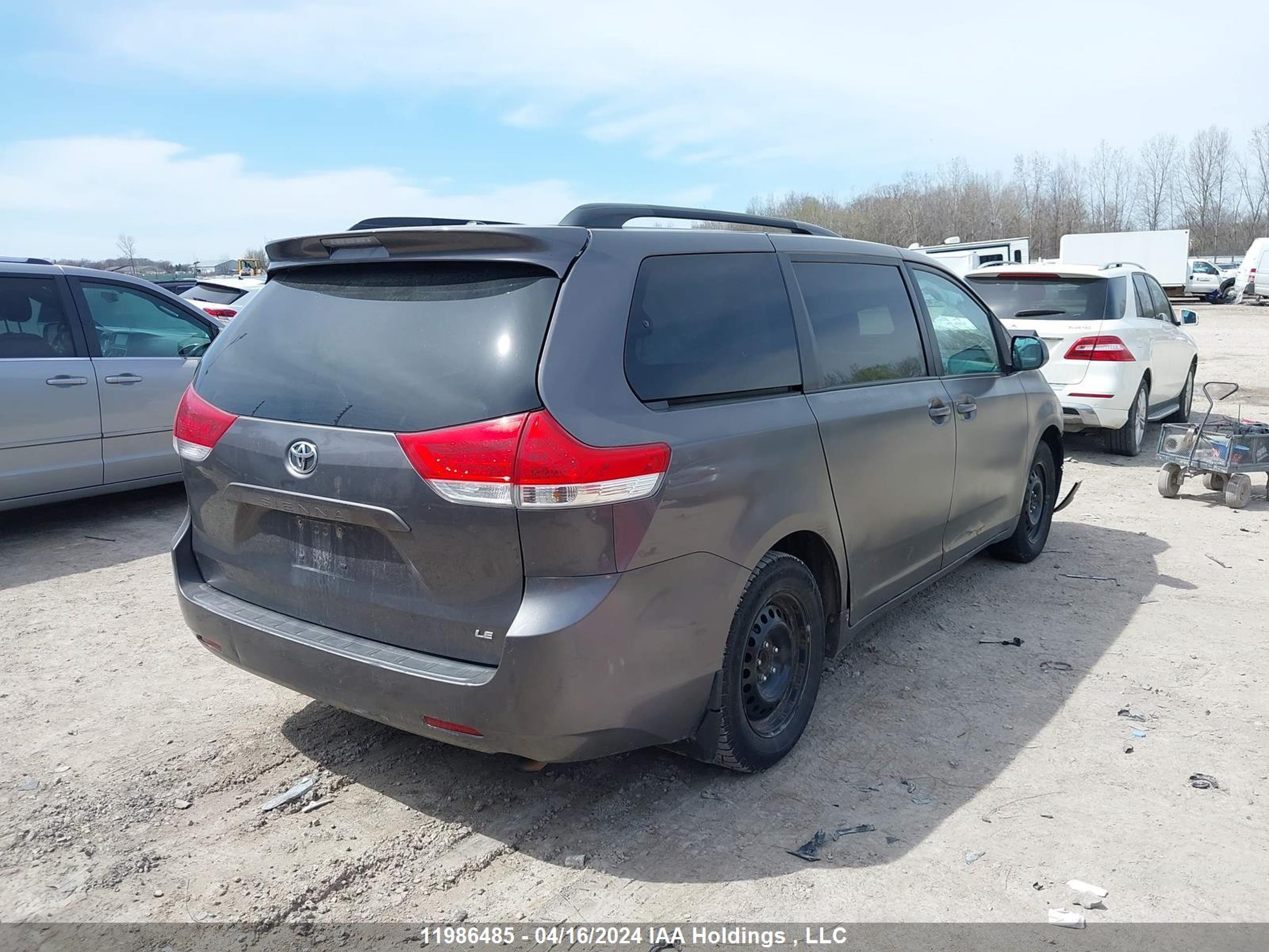 Photo 3 VIN: 5TDKA3DC4BS004273 - TOYOTA SIENNA 