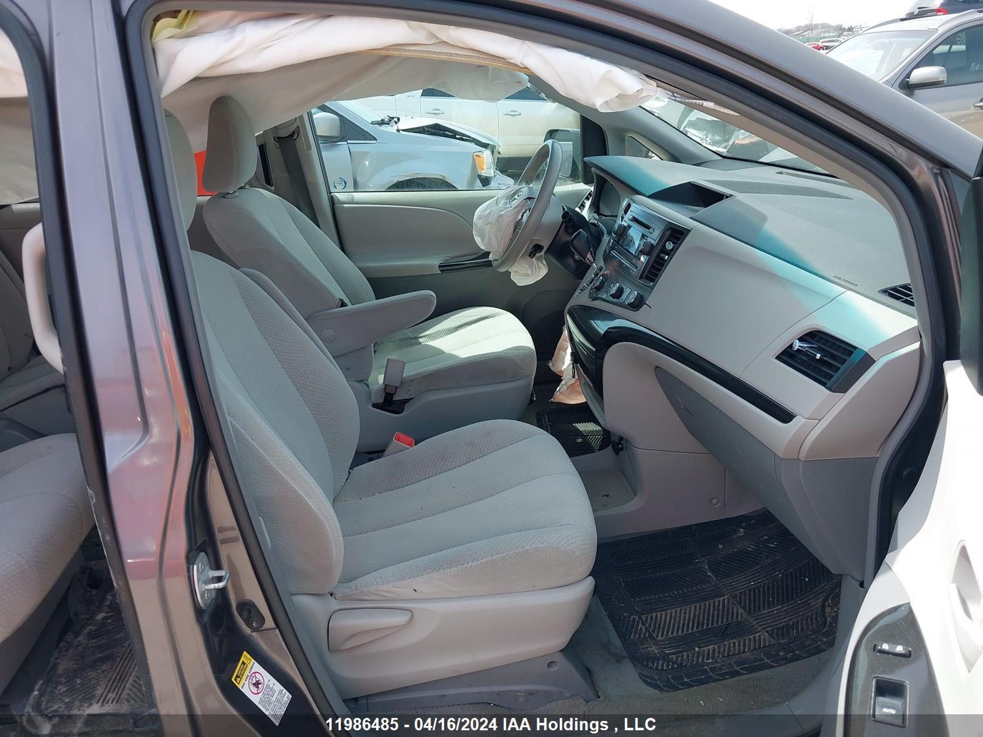 Photo 4 VIN: 5TDKA3DC4BS004273 - TOYOTA SIENNA 