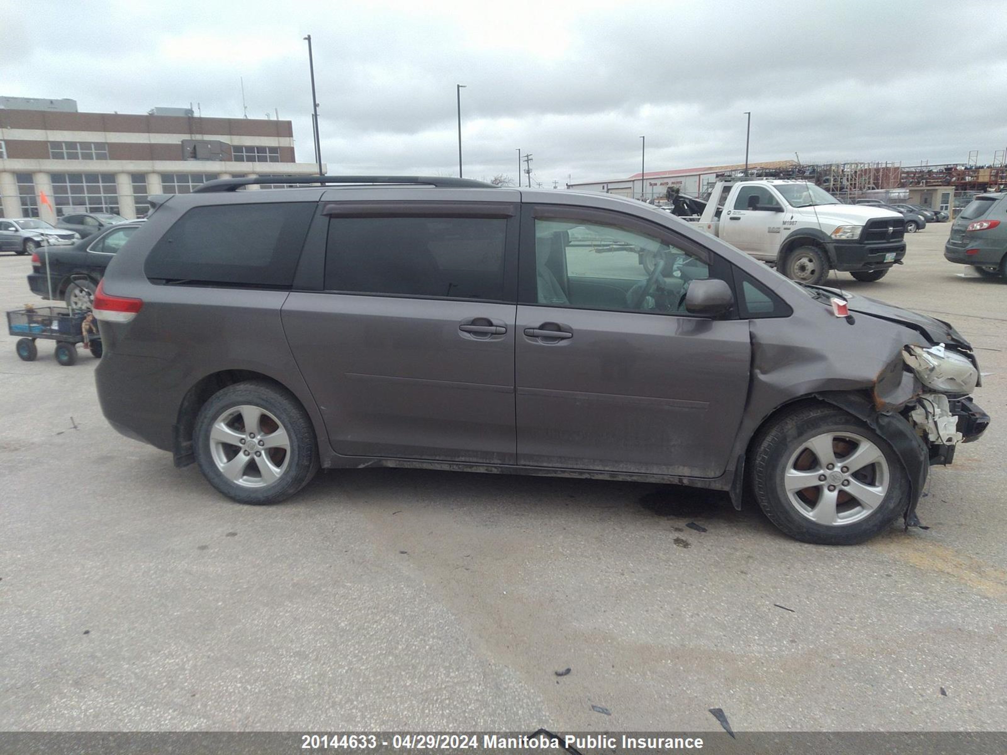 Photo 12 VIN: 5TDKA3DC4BS004418 - TOYOTA SIENNA 