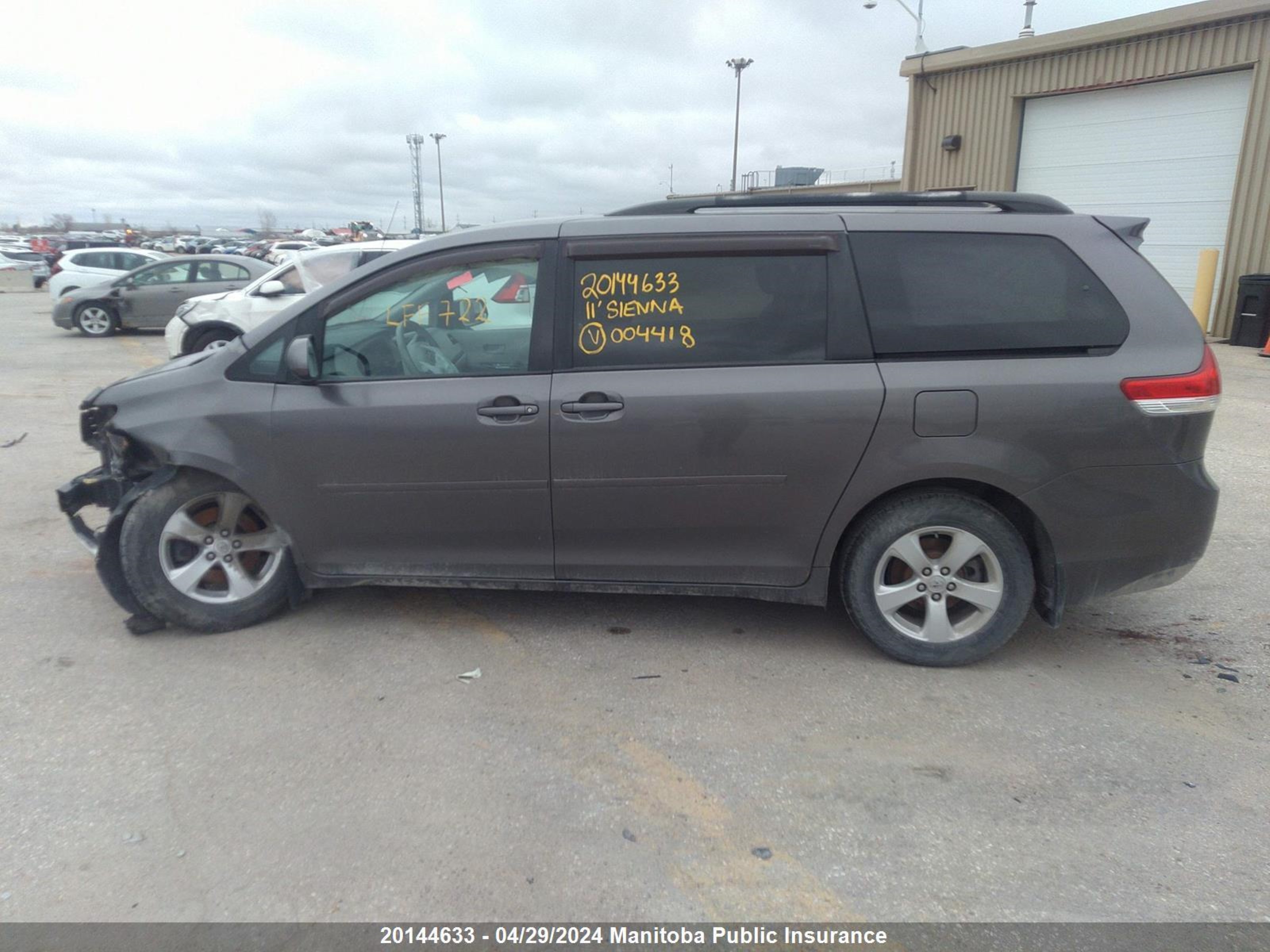 Photo 13 VIN: 5TDKA3DC4BS004418 - TOYOTA SIENNA 