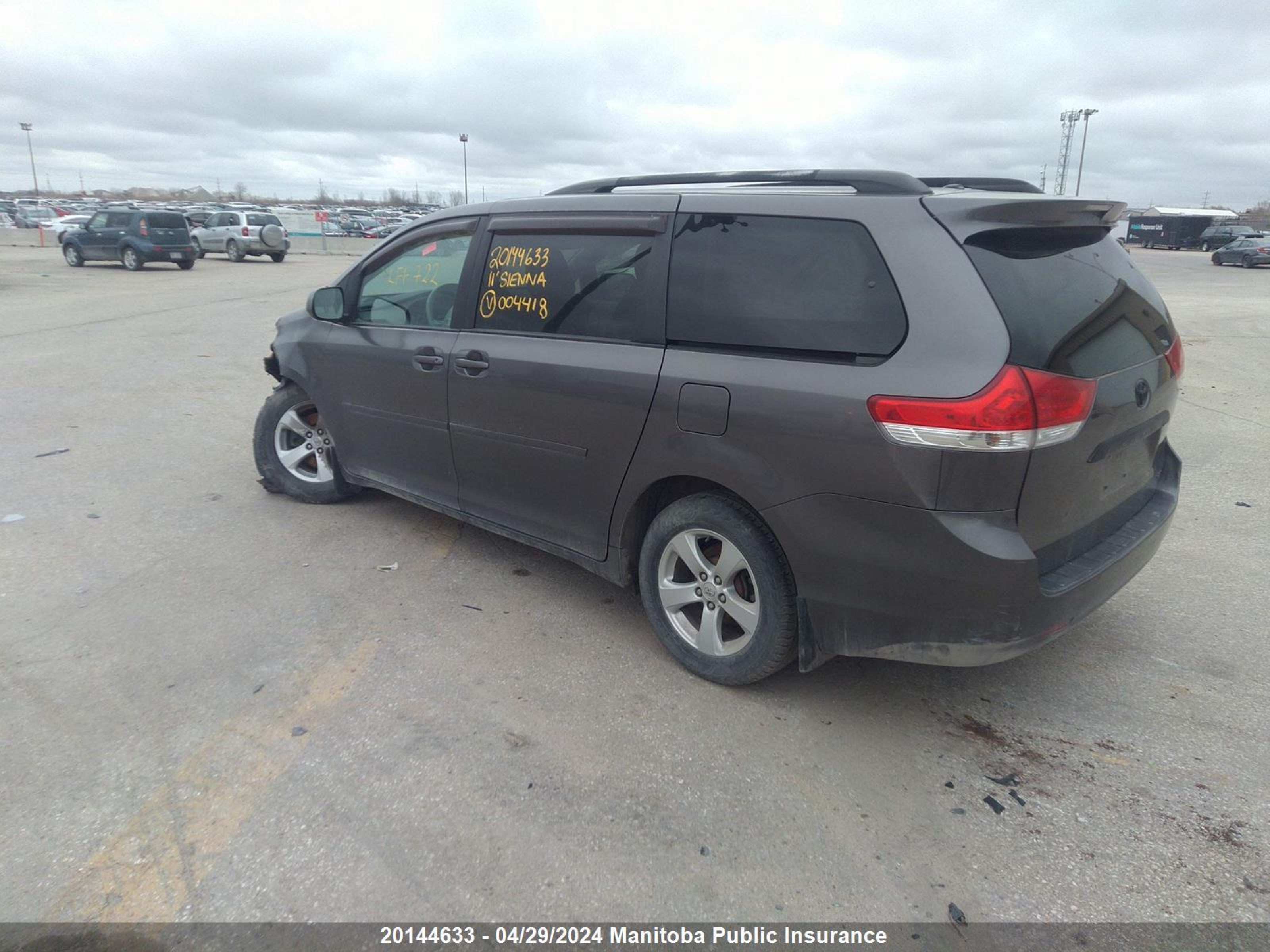 Photo 2 VIN: 5TDKA3DC4BS004418 - TOYOTA SIENNA 