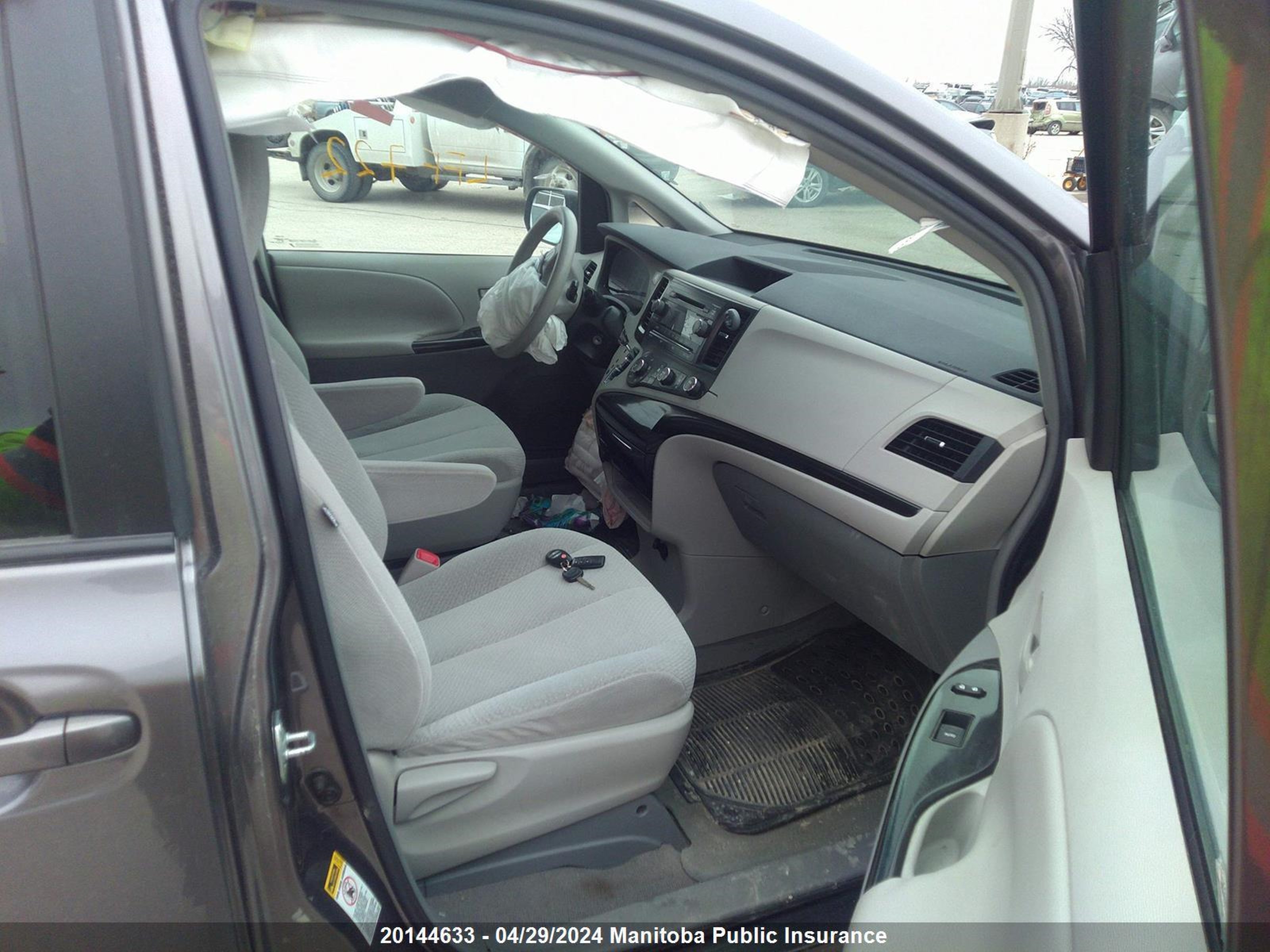 Photo 4 VIN: 5TDKA3DC4BS004418 - TOYOTA SIENNA 