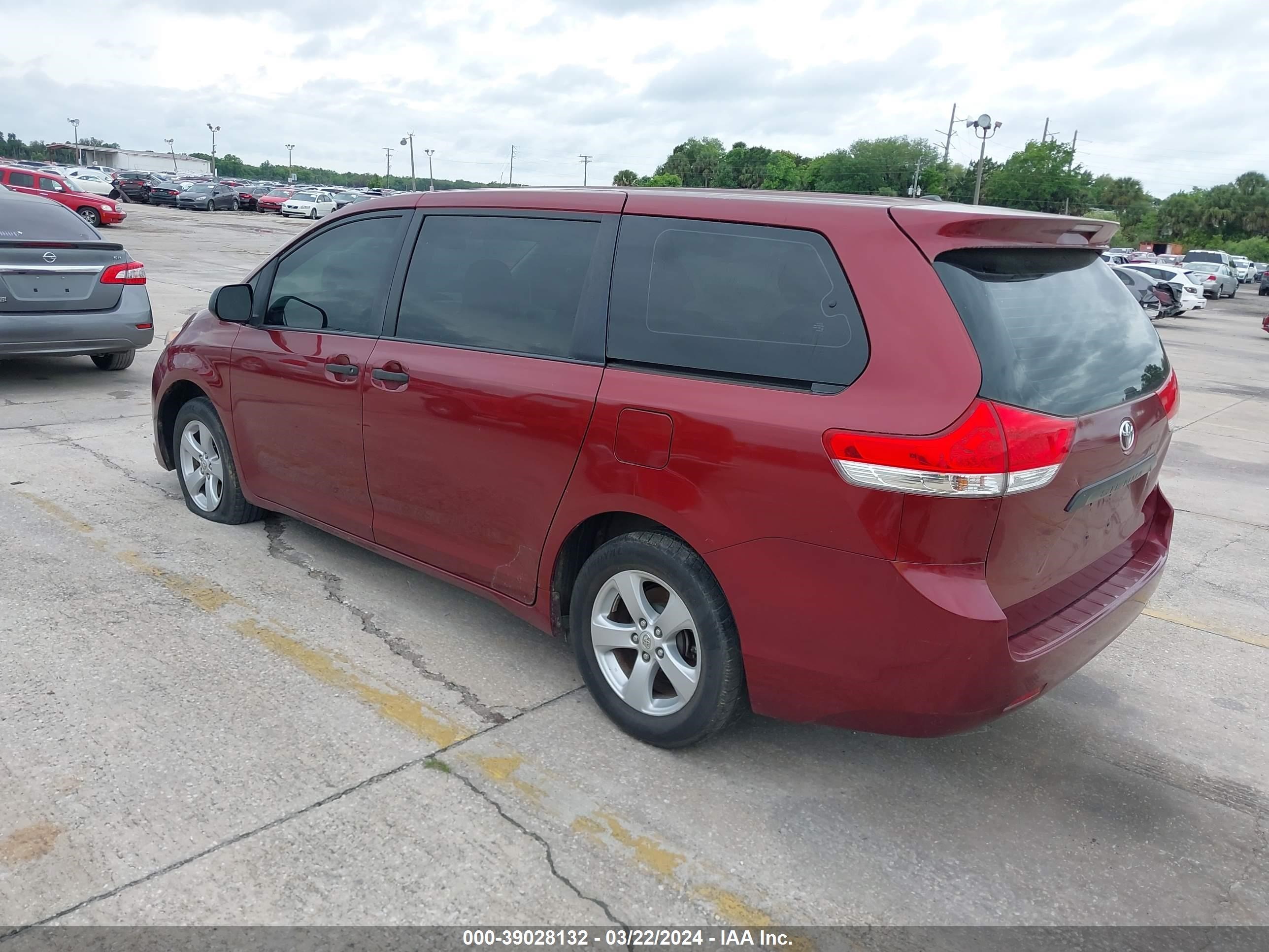 Photo 2 VIN: 5TDKA3DC4CS011497 - TOYOTA SIENNA 