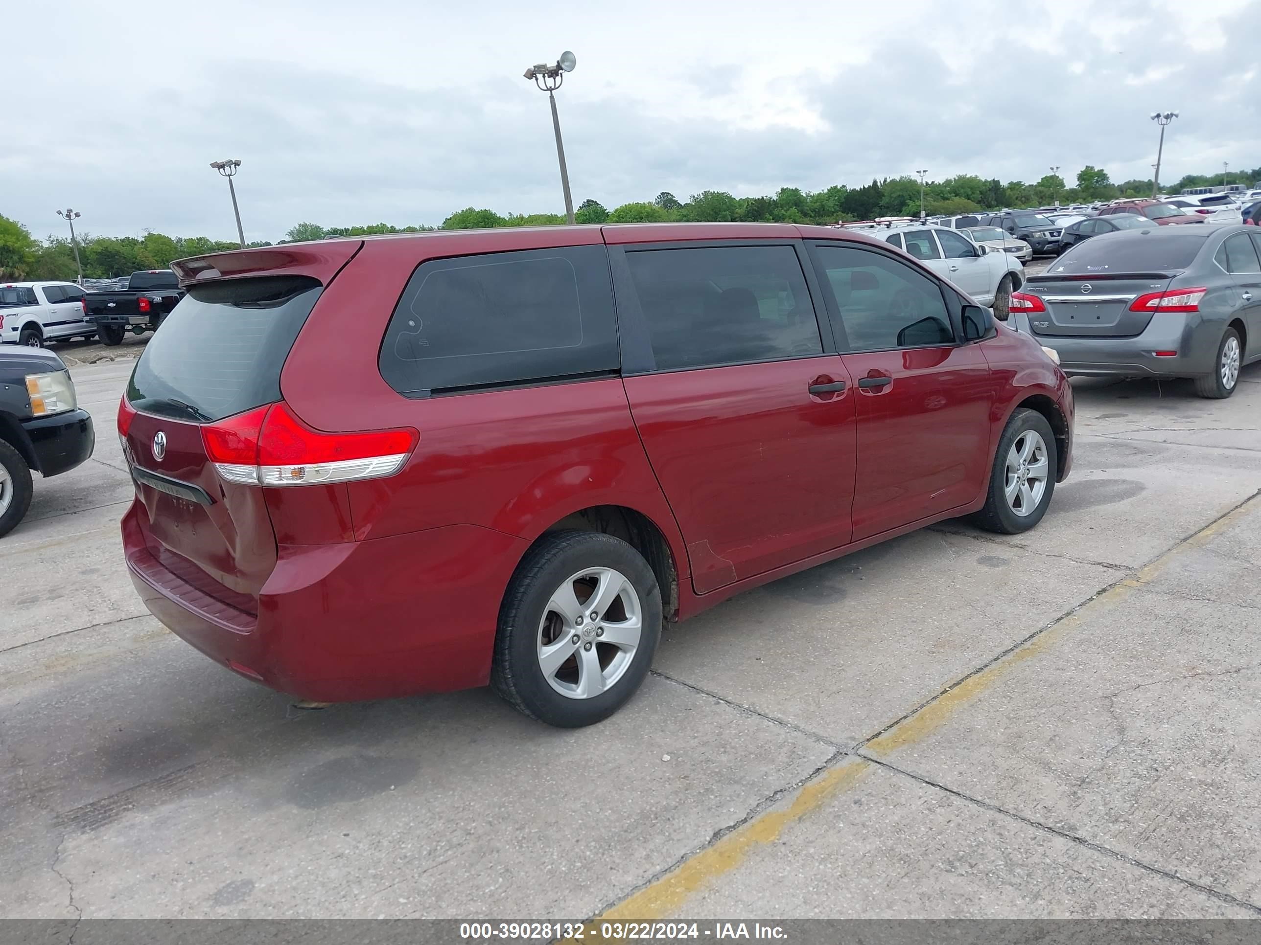 Photo 3 VIN: 5TDKA3DC4CS011497 - TOYOTA SIENNA 