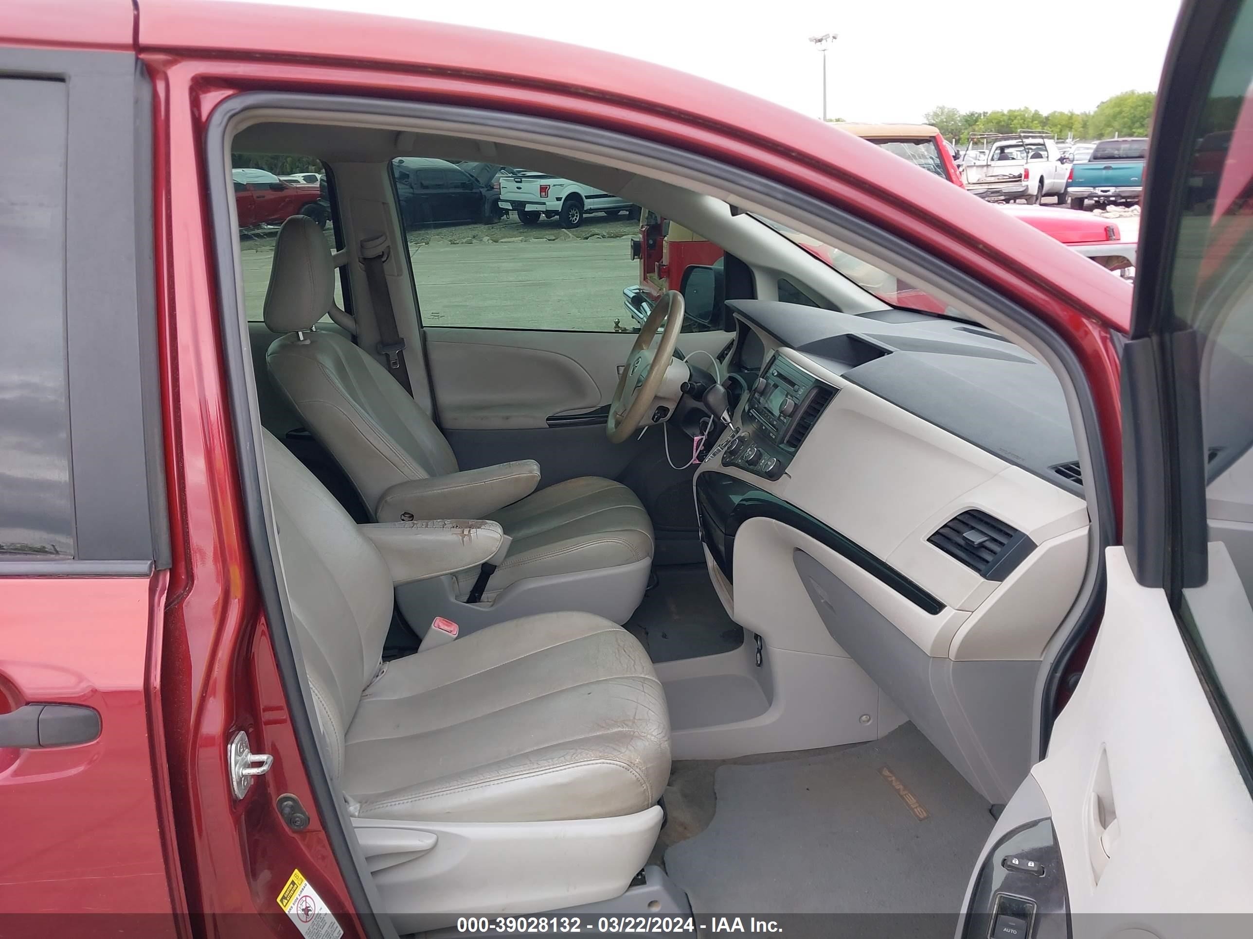 Photo 4 VIN: 5TDKA3DC4CS011497 - TOYOTA SIENNA 