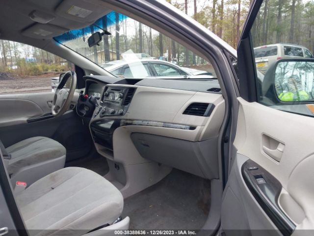 Photo 4 VIN: 5TDKA3DC5BS007179 - TOYOTA SIENNA 