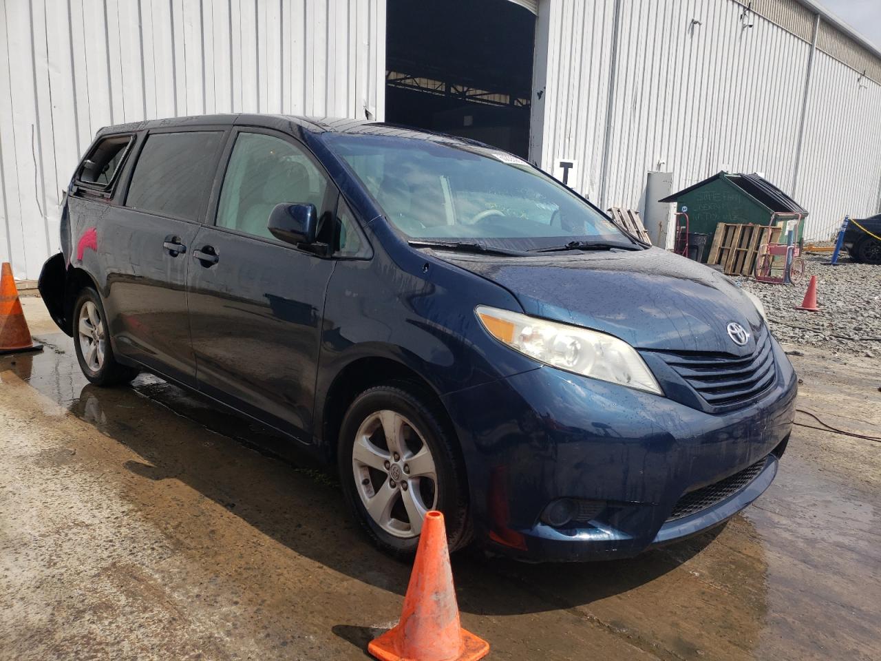 Photo 3 VIN: 5TDKA3DC5BS007523 - TOYOTA SIENNA 