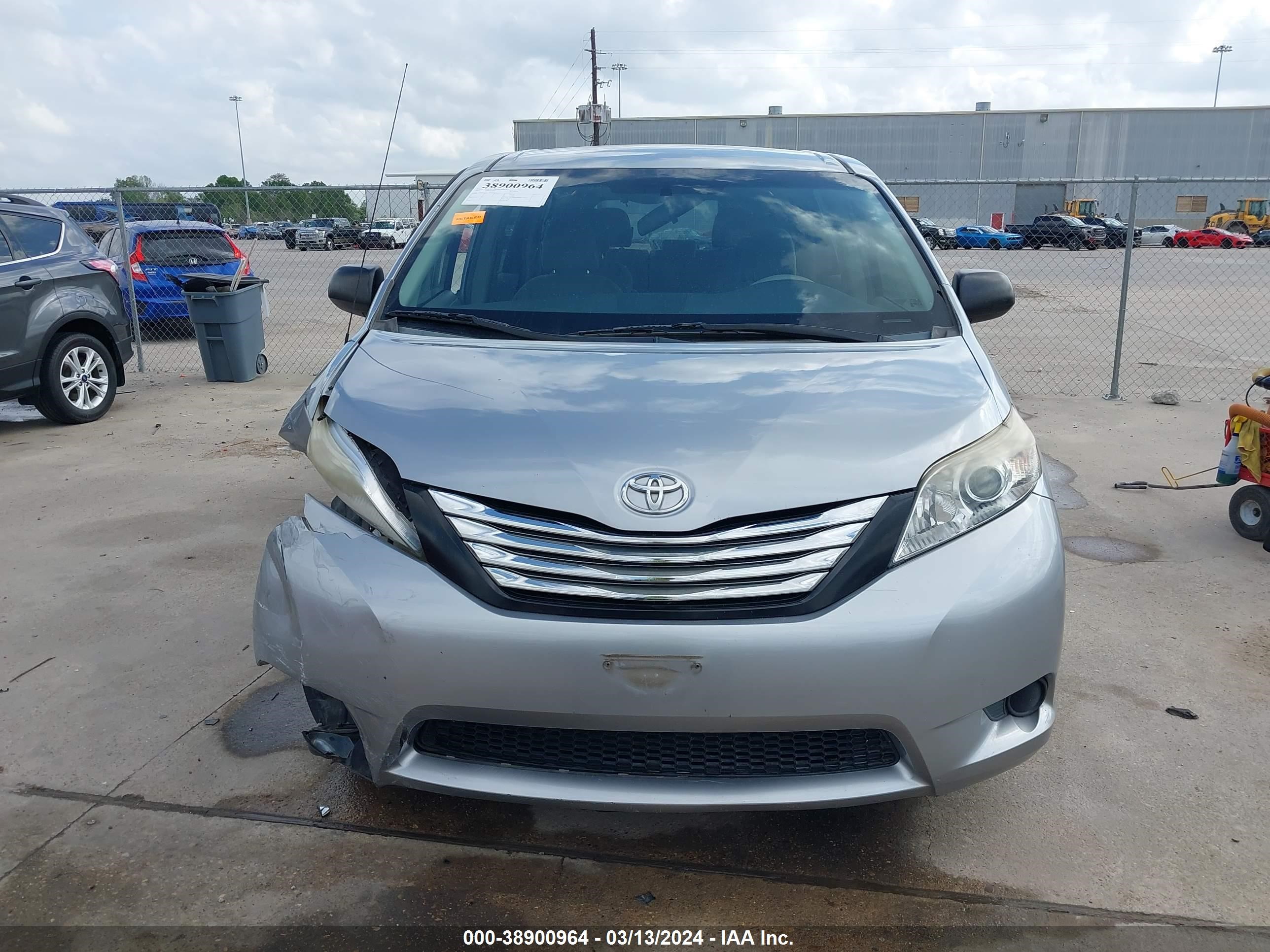 Photo 11 VIN: 5TDKA3DC5CS012299 - TOYOTA SIENNA 