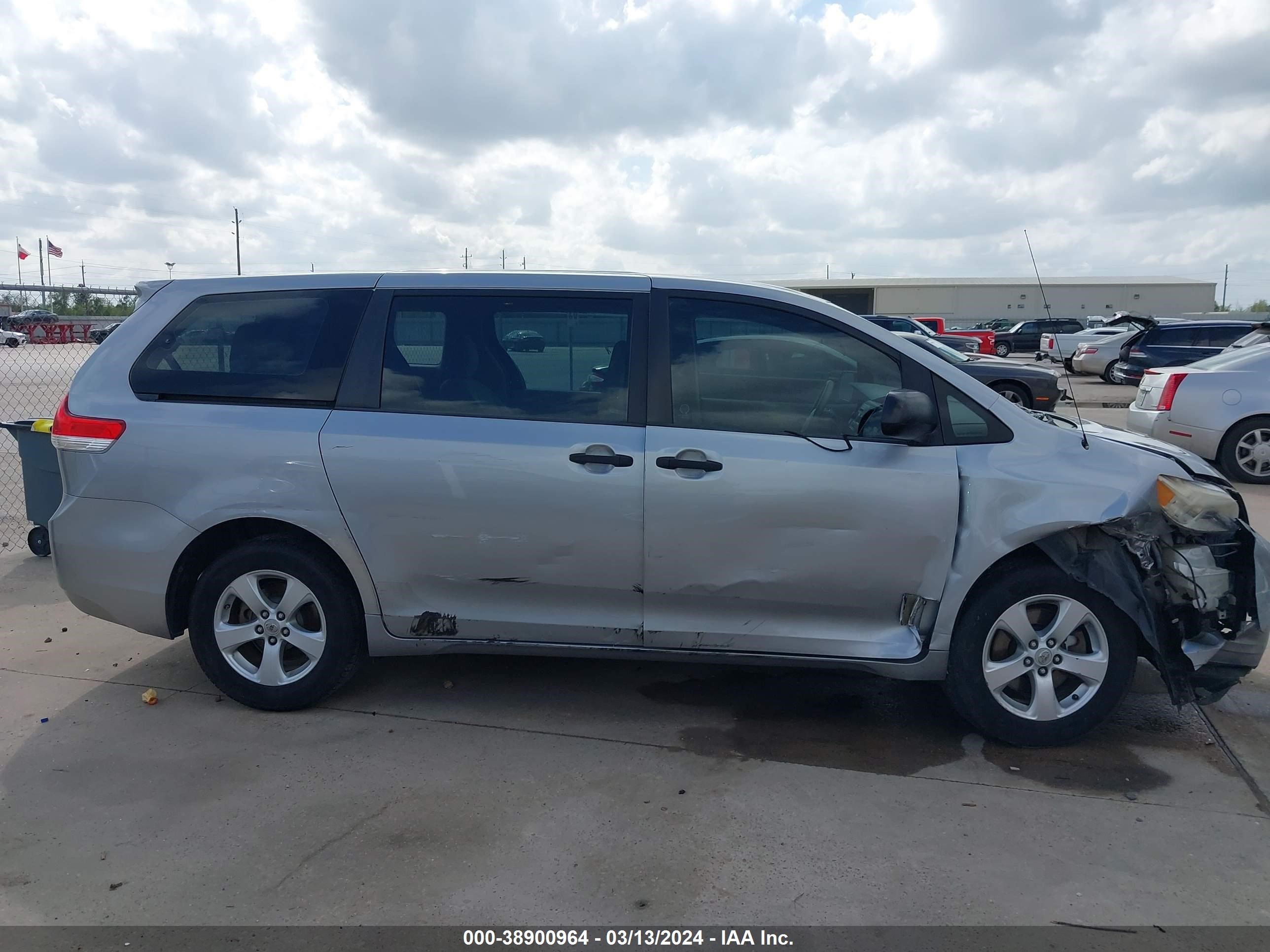 Photo 12 VIN: 5TDKA3DC5CS012299 - TOYOTA SIENNA 