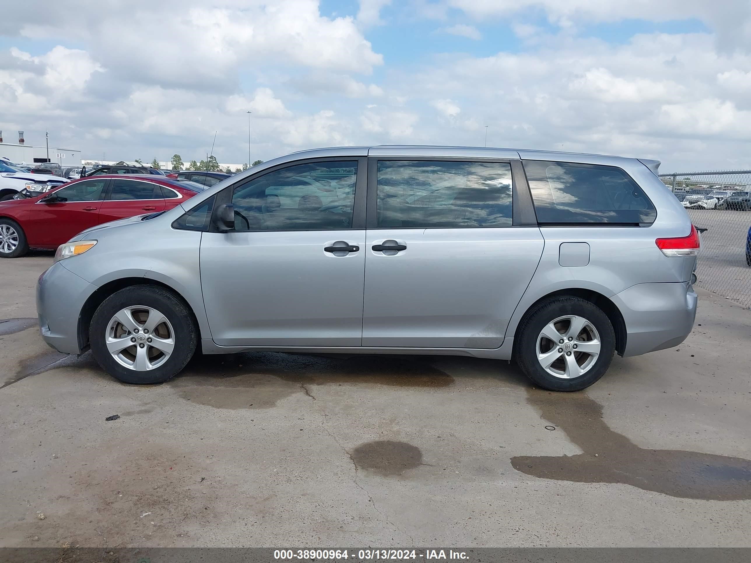 Photo 13 VIN: 5TDKA3DC5CS012299 - TOYOTA SIENNA 