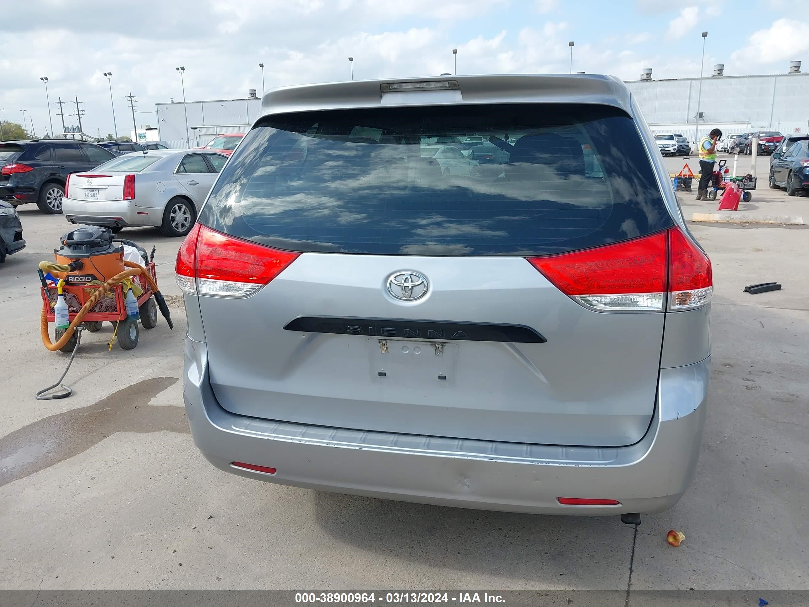 Photo 15 VIN: 5TDKA3DC5CS012299 - TOYOTA SIENNA 