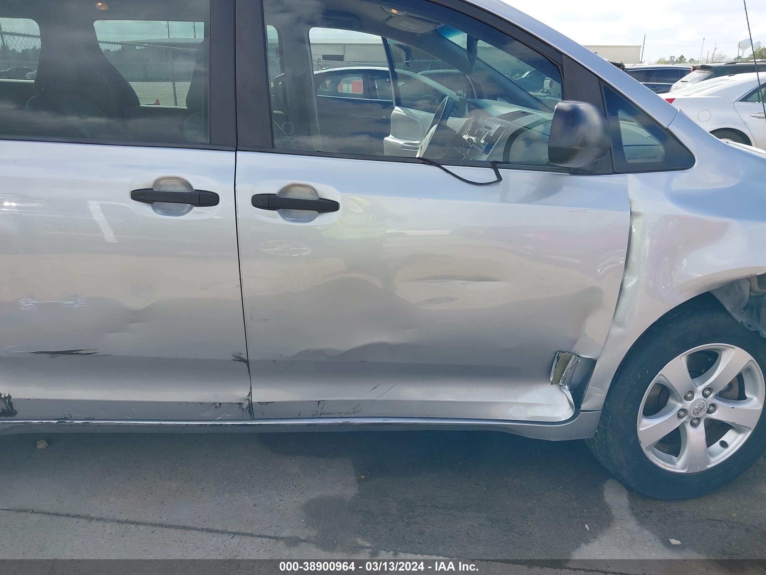 Photo 16 VIN: 5TDKA3DC5CS012299 - TOYOTA SIENNA 