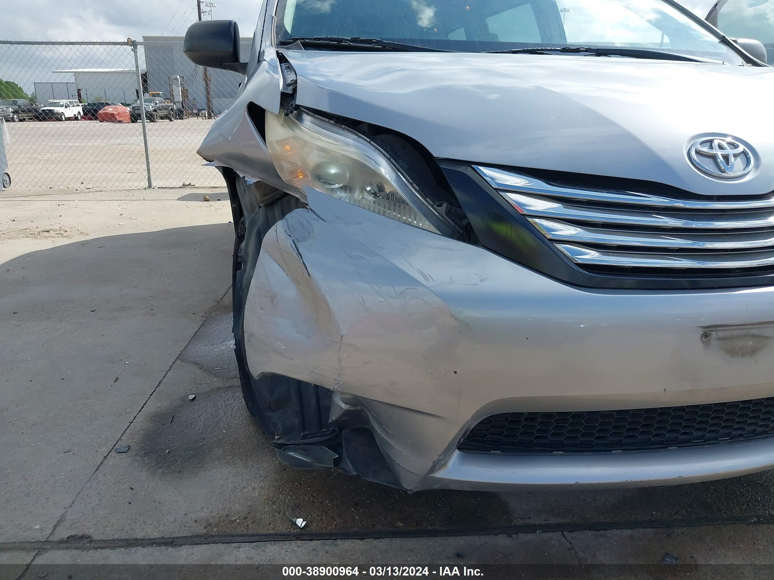 Photo 17 VIN: 5TDKA3DC5CS012299 - TOYOTA SIENNA 