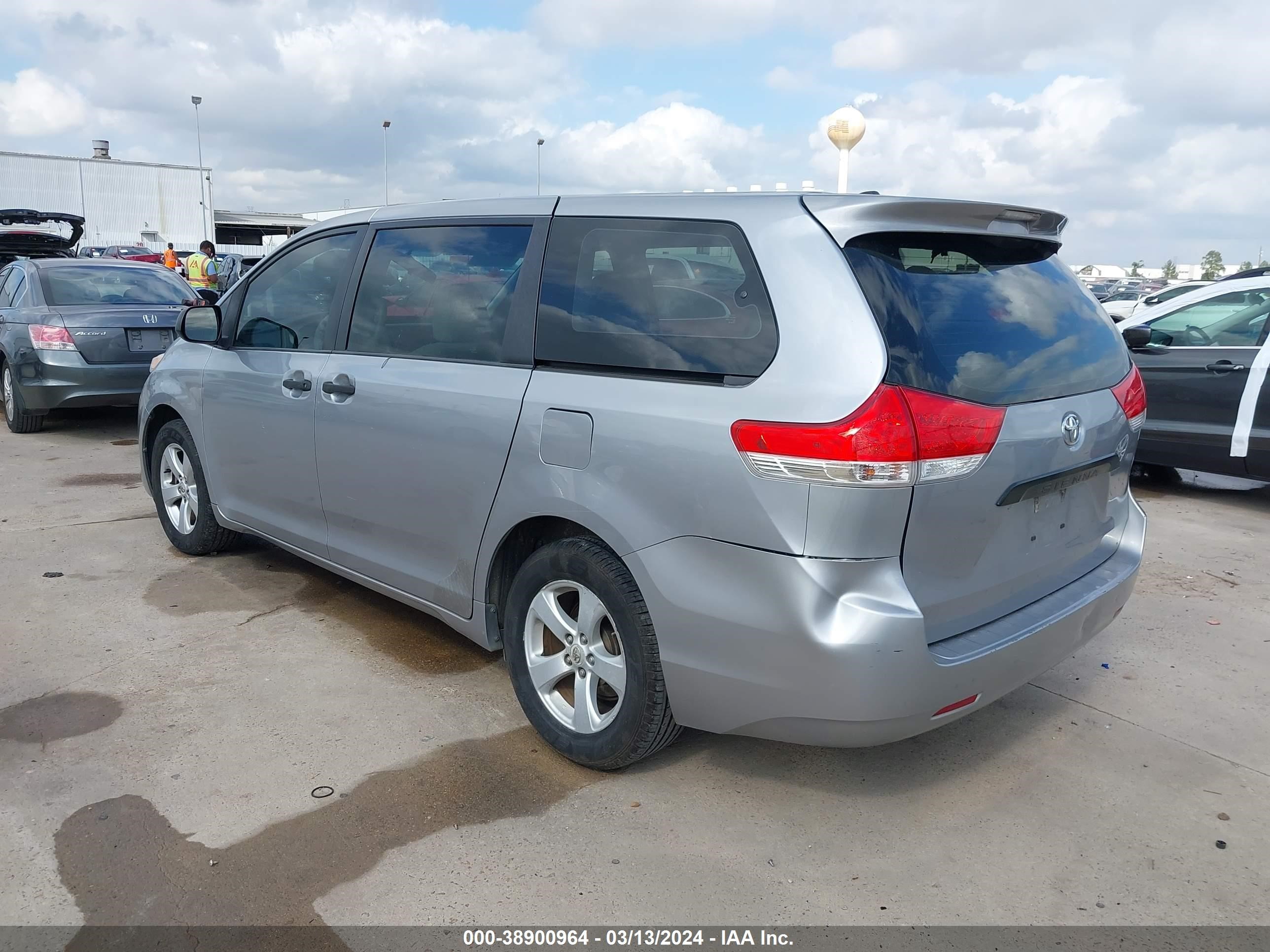 Photo 2 VIN: 5TDKA3DC5CS012299 - TOYOTA SIENNA 