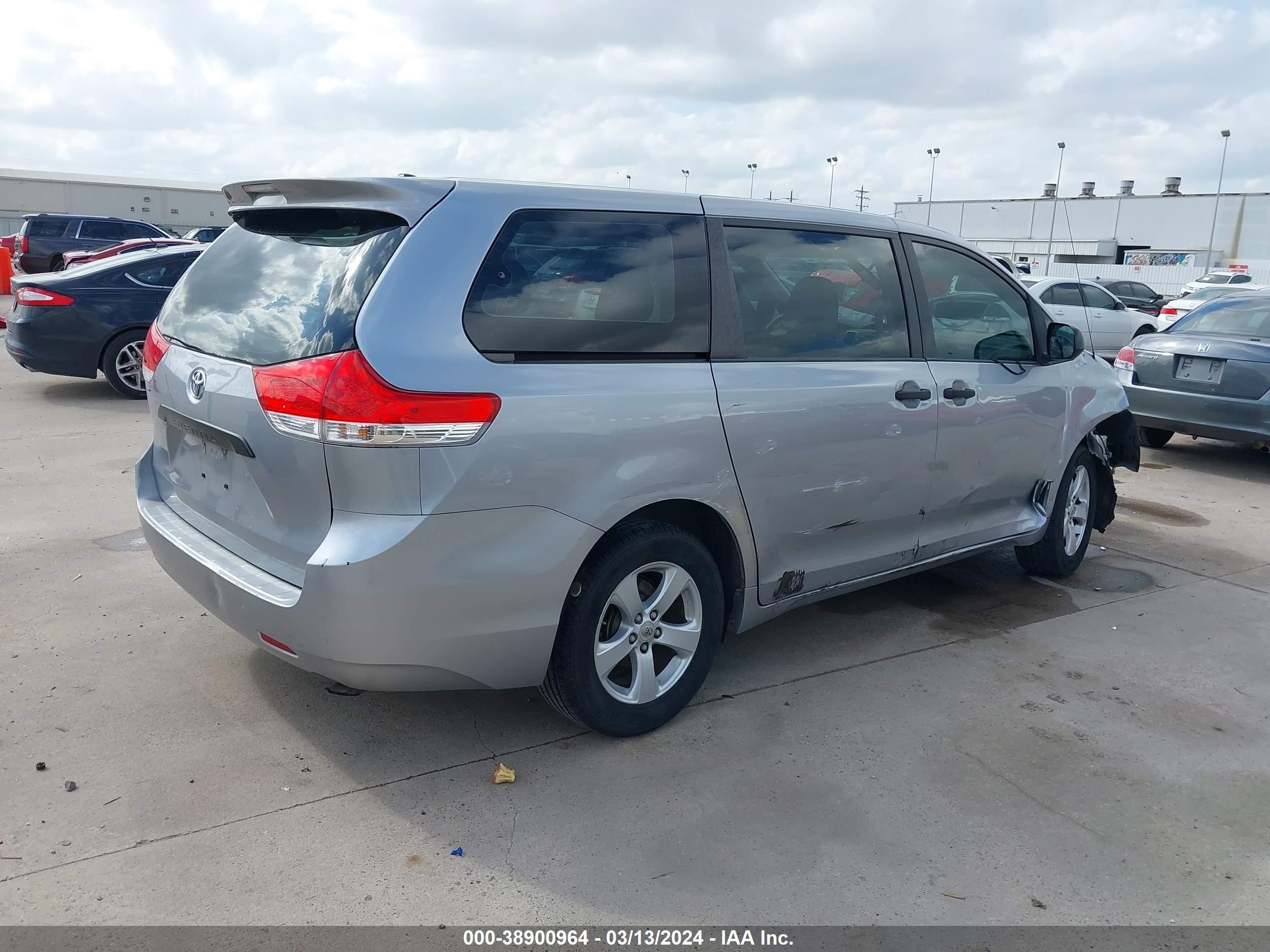 Photo 3 VIN: 5TDKA3DC5CS012299 - TOYOTA SIENNA 