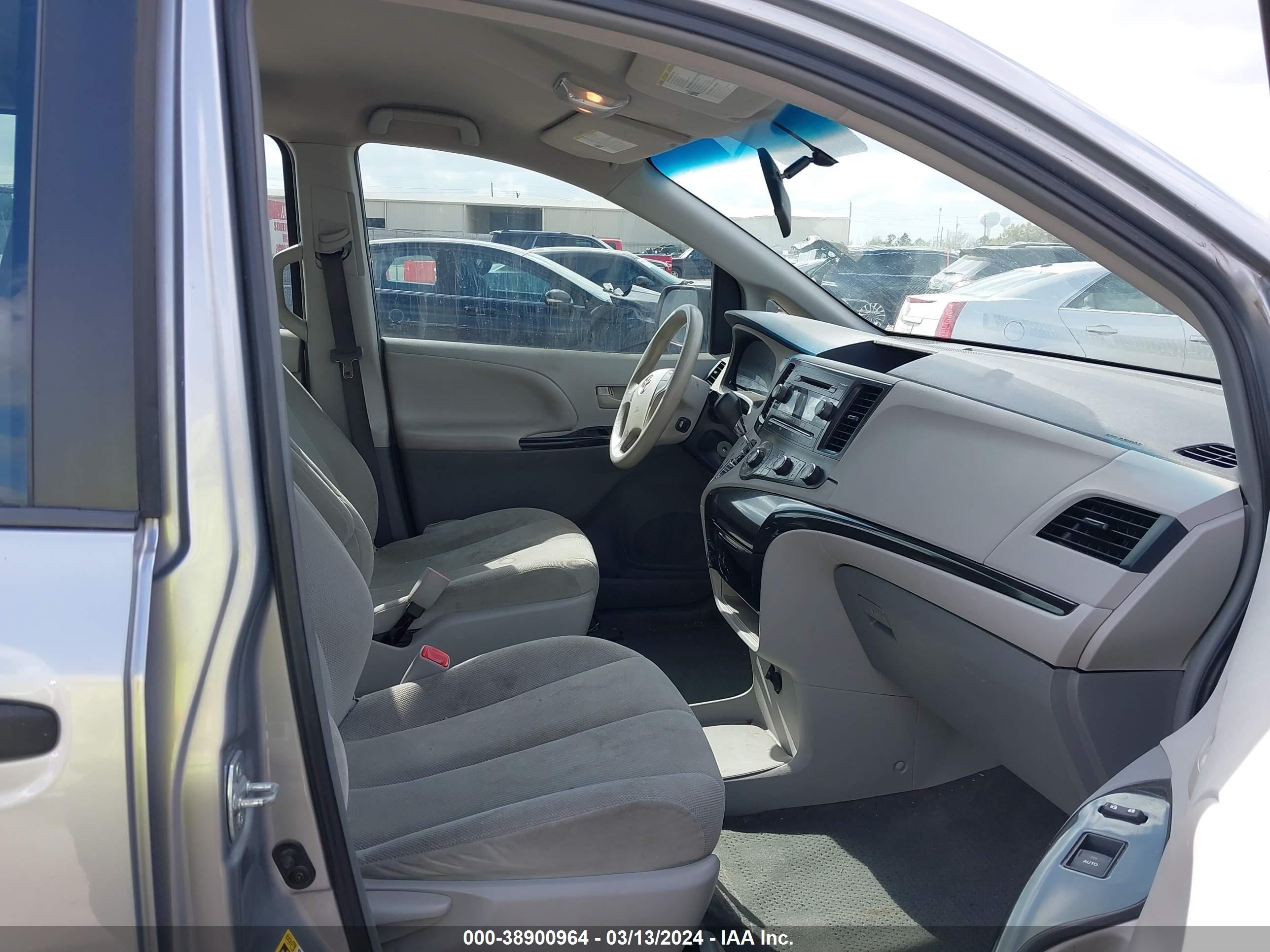 Photo 4 VIN: 5TDKA3DC5CS012299 - TOYOTA SIENNA 