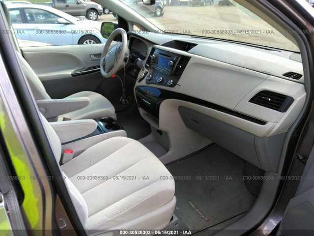 Photo 4 VIN: 5TDKA3DC6CS012912 - TOYOTA SIENNA 