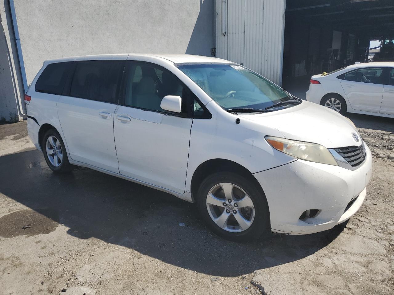 Photo 18 VIN: 5TDKA3DC6CS014224 - TOYOTA SIENNA 