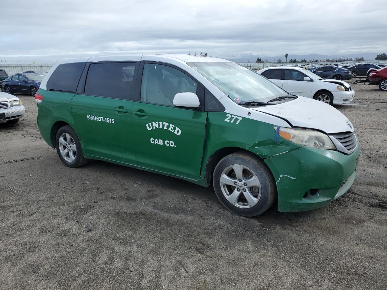 Photo 3 VIN: 5TDKA3DC7CS010585 - TOYOTA SIENNA 