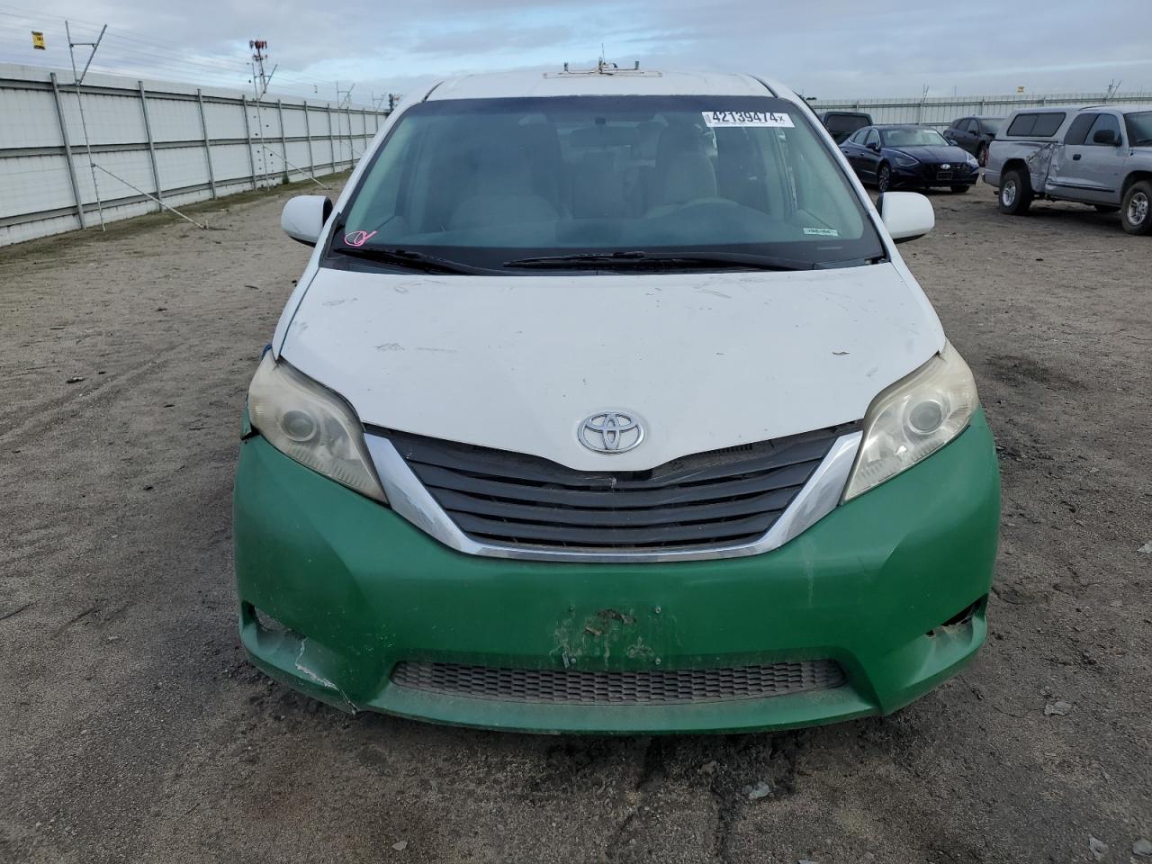 Photo 4 VIN: 5TDKA3DC7CS010585 - TOYOTA SIENNA 