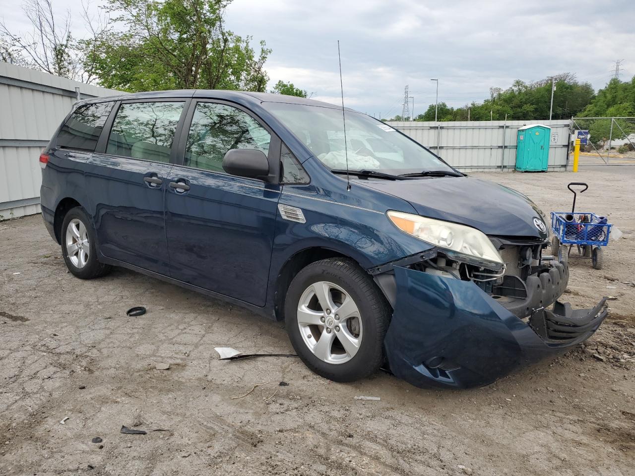 Photo 3 VIN: 5TDKA3DC7CS013180 - TOYOTA SIENNA 