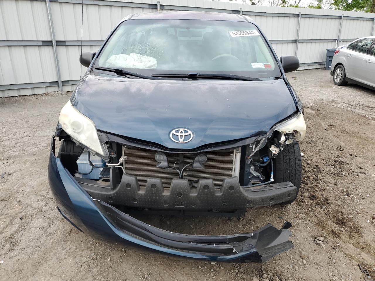 Photo 4 VIN: 5TDKA3DC7CS013180 - TOYOTA SIENNA 