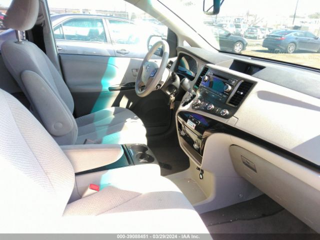 Photo 4 VIN: 5TDKA3DC8BS006012 - TOYOTA SIENNA 