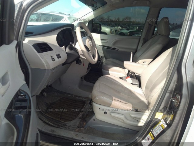 Photo 4 VIN: 5TDKA3DC9CS011169 - TOYOTA SIENNA 