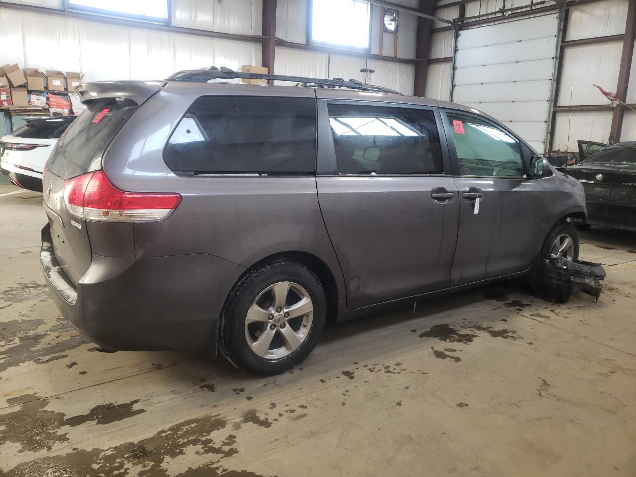 Photo 2 VIN: 5TDKA3DC9DS016745 - TOYOTA SIENNA 