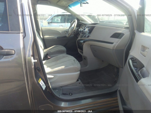 Photo 4 VIN: 5TDKA3DCXBS003922 - TOYOTA SIENNA 