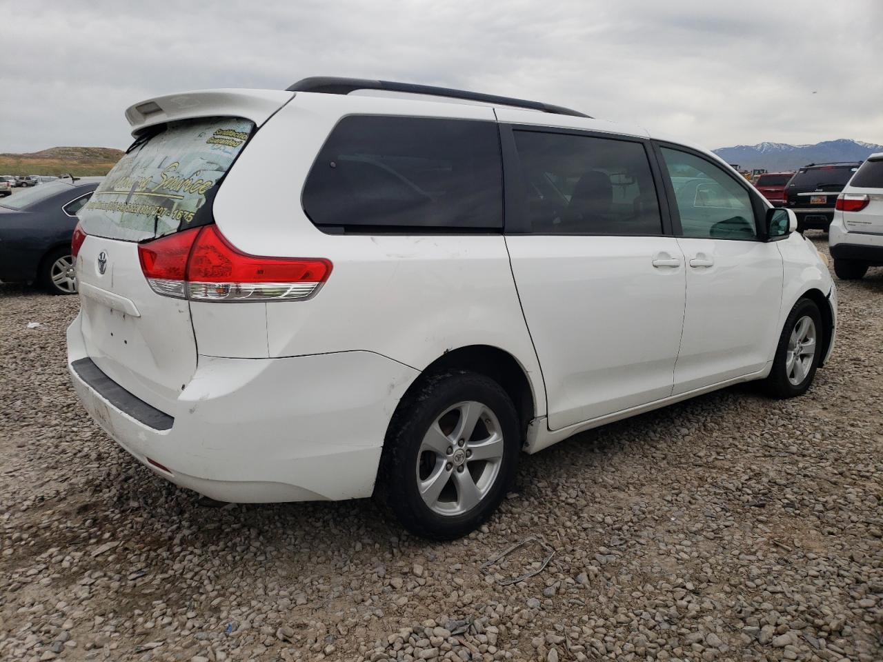 Photo 2 VIN: 5TDKA3DCXBS008893 - TOYOTA SIENNA 