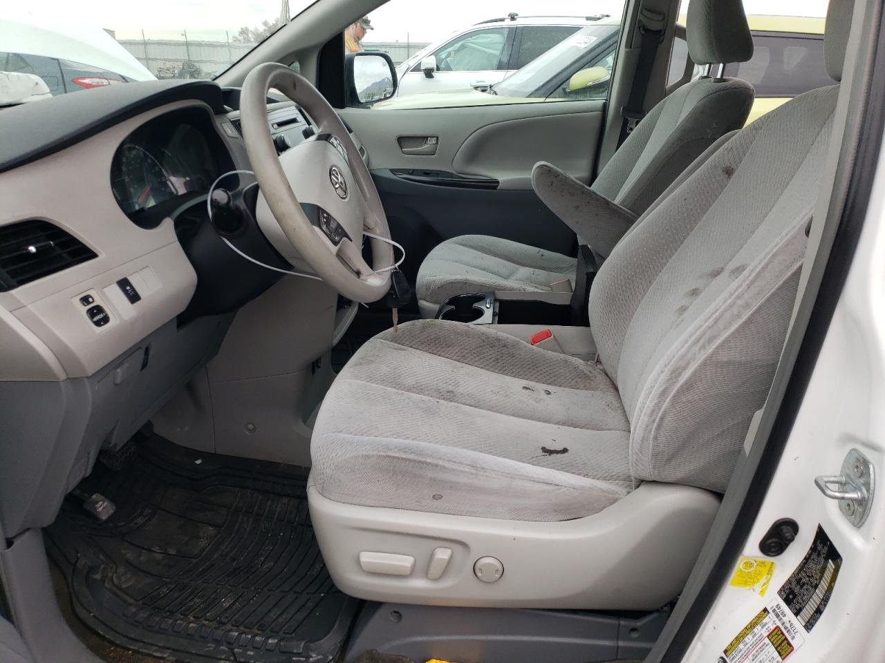 Photo 6 VIN: 5TDKA3DCXBS008893 - TOYOTA SIENNA 