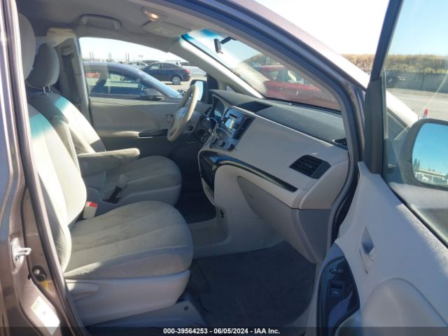 Photo 4 VIN: 5TDKA3DCXCS011021 - TOYOTA SIENNA 