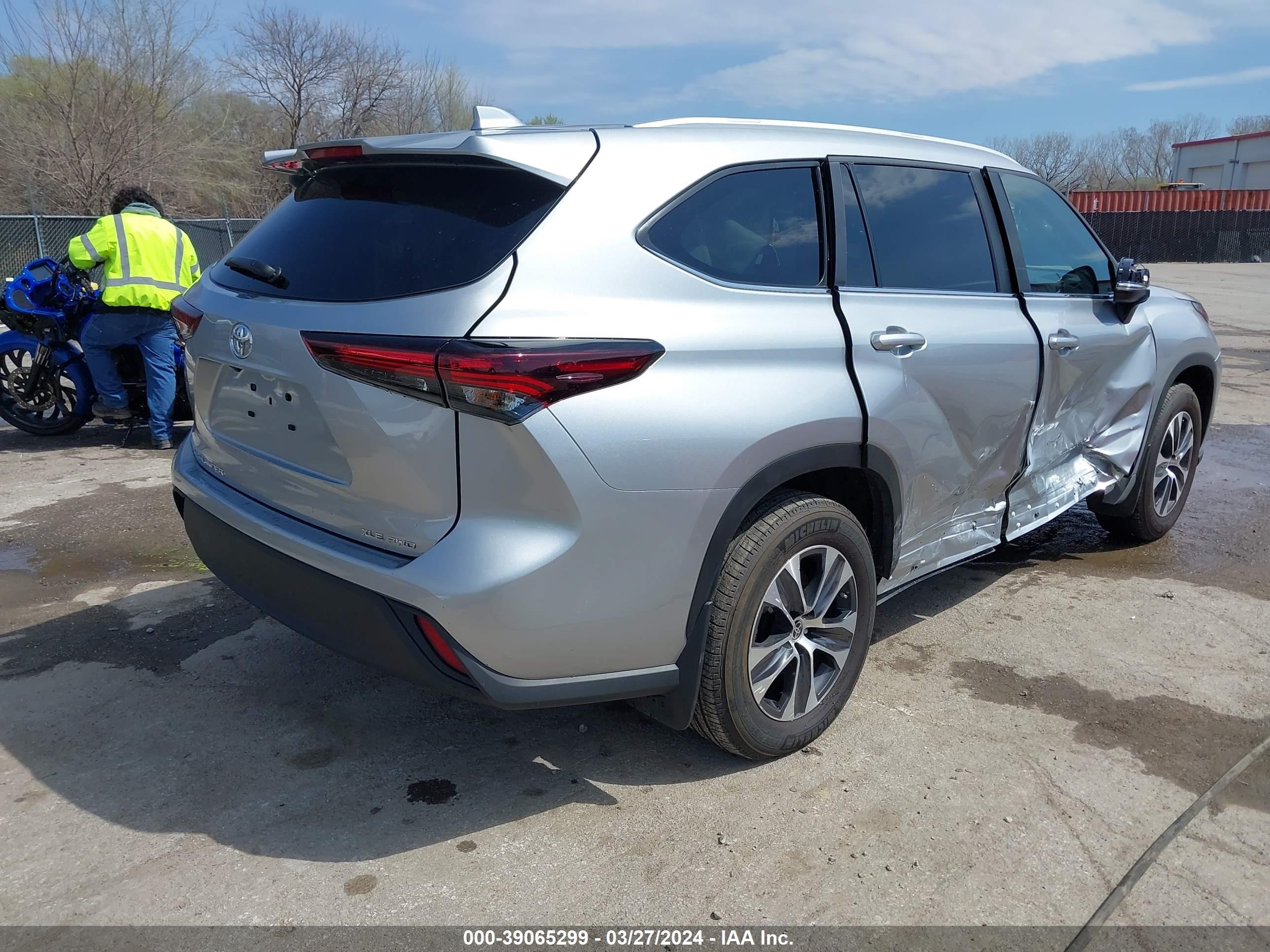 Photo 3 VIN: 5TDKDRBH6RS530374 - TOYOTA HIGHLANDER 