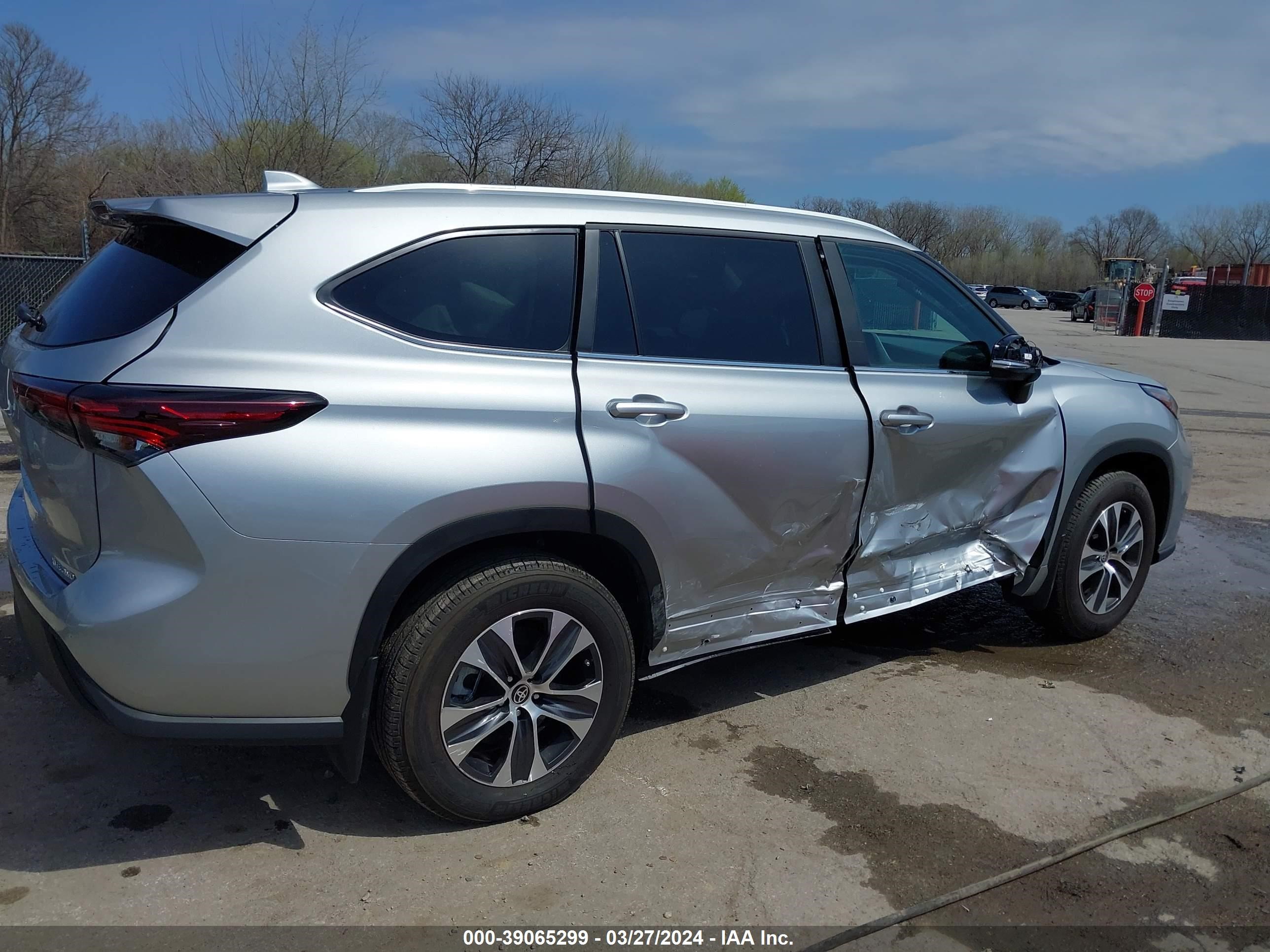 Photo 5 VIN: 5TDKDRBH6RS530374 - TOYOTA HIGHLANDER 