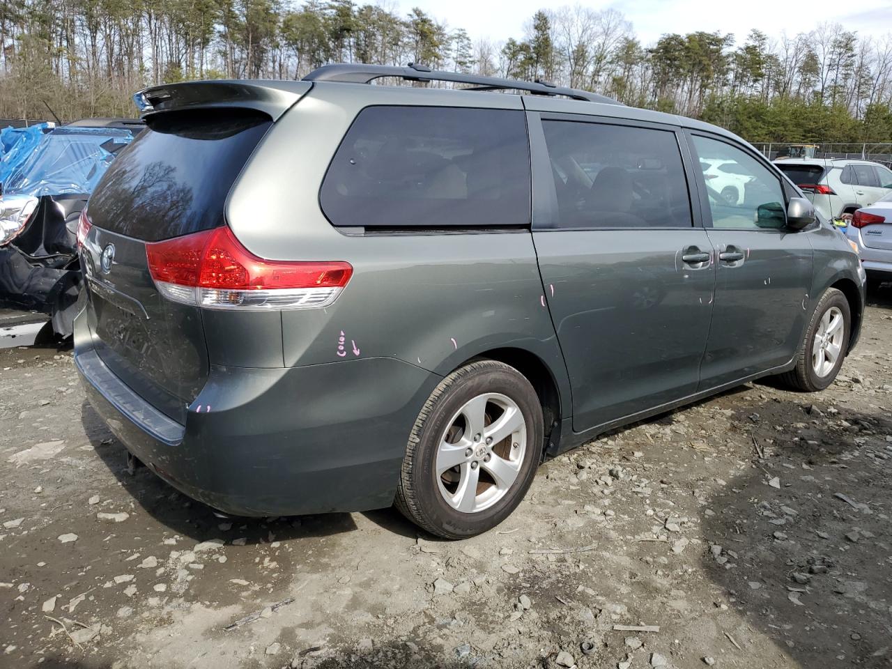 Photo 2 VIN: 5TDKK3DC0BS010214 - TOYOTA SIENNA 