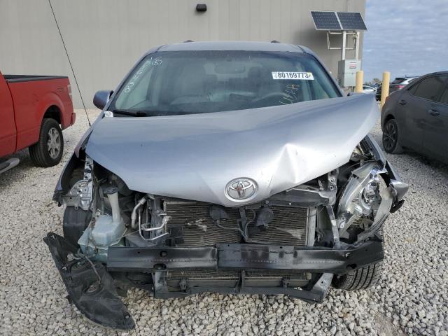 Photo 4 VIN: 5TDKK3DC0BS030897 - TOYOTA SIENNA LE 