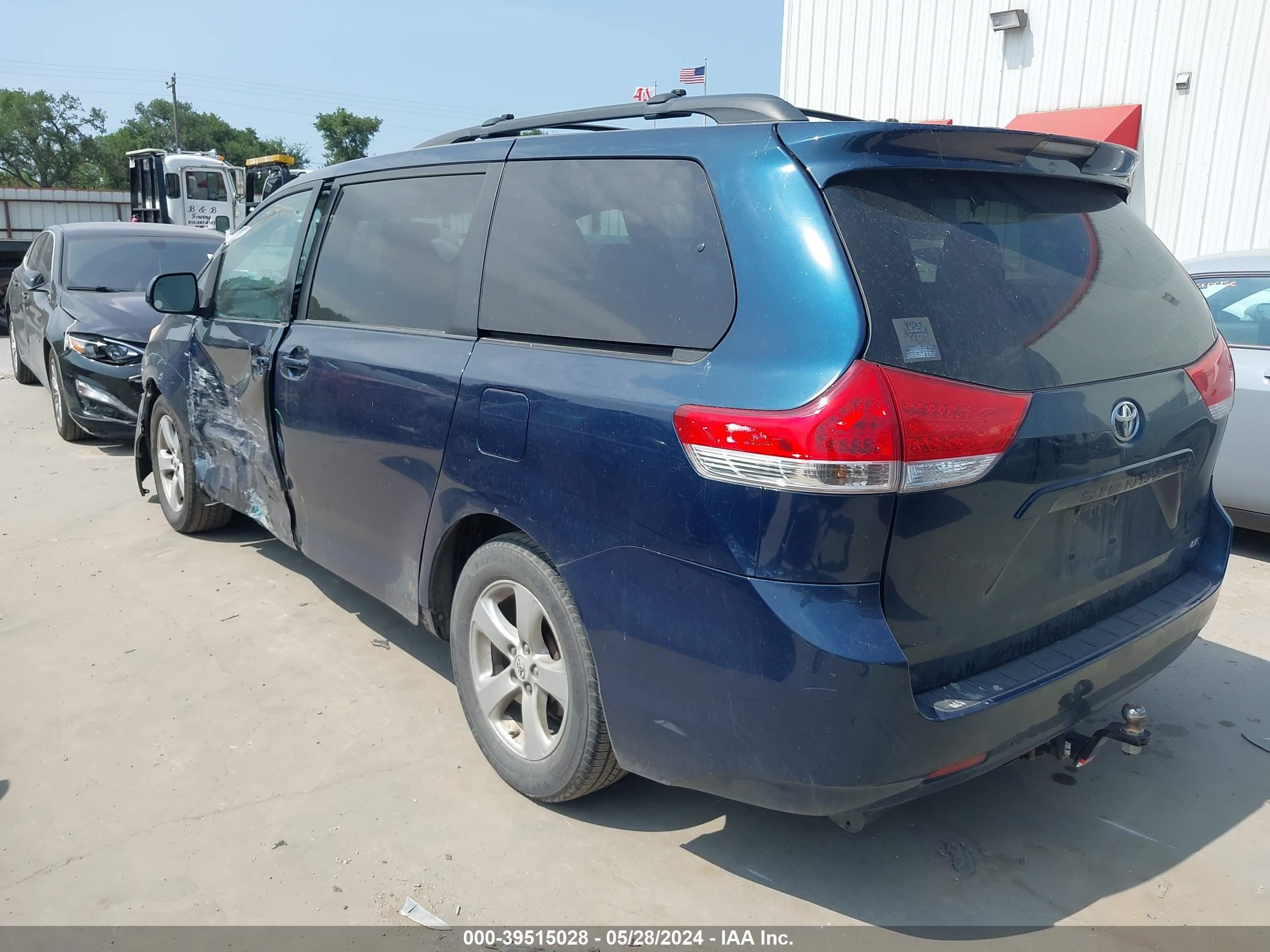 Photo 2 VIN: 5TDKK3DC0BS046761 - TOYOTA SIENNA 