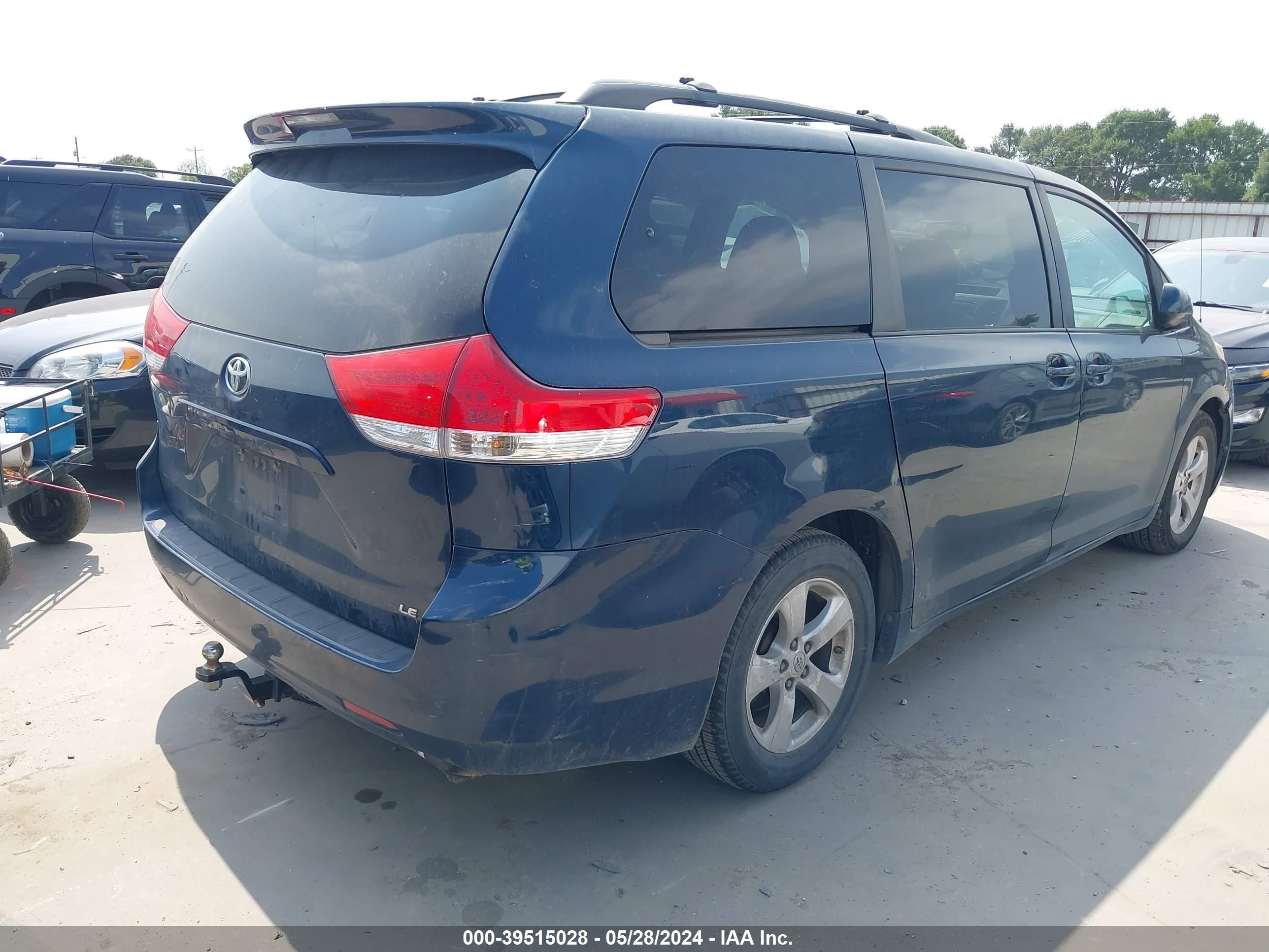 Photo 3 VIN: 5TDKK3DC0BS046761 - TOYOTA SIENNA 