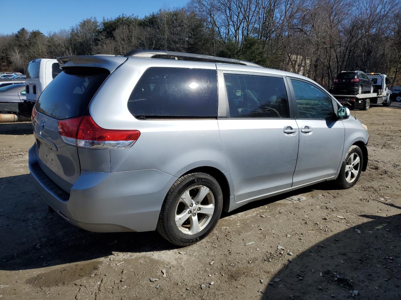 Photo 2 VIN: 5TDKK3DC0BS111687 - TOYOTA SIENNA 