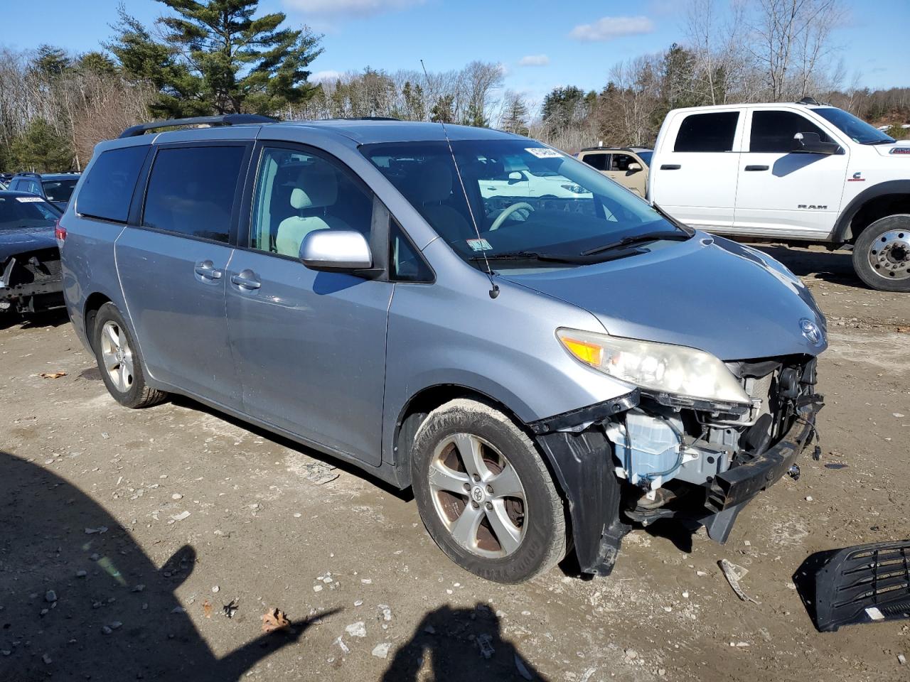 Photo 3 VIN: 5TDKK3DC0BS111687 - TOYOTA SIENNA 