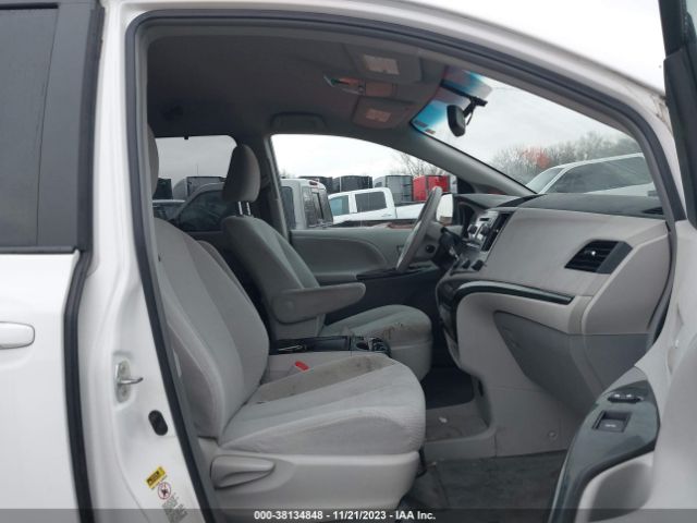 Photo 4 VIN: 5TDKK3DC0BS146455 - TOYOTA SIENNA 