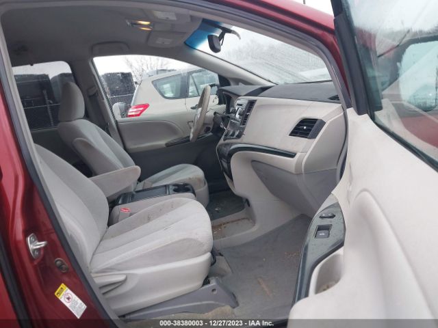 Photo 4 VIN: 5TDKK3DC0BS155821 - TOYOTA SIENNA 