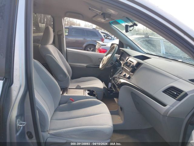 Photo 4 VIN: 5TDKK3DC0CS224783 - TOYOTA SIENNA 