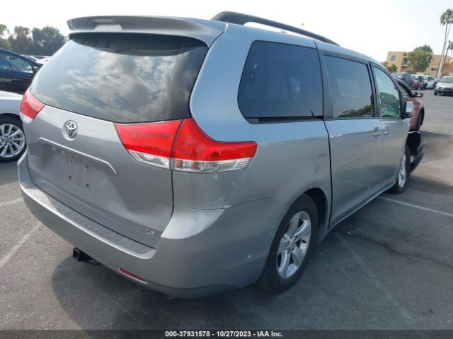 Photo 3 VIN: 5TDKK3DC0CS252681 - TOYOTA SIENNA 