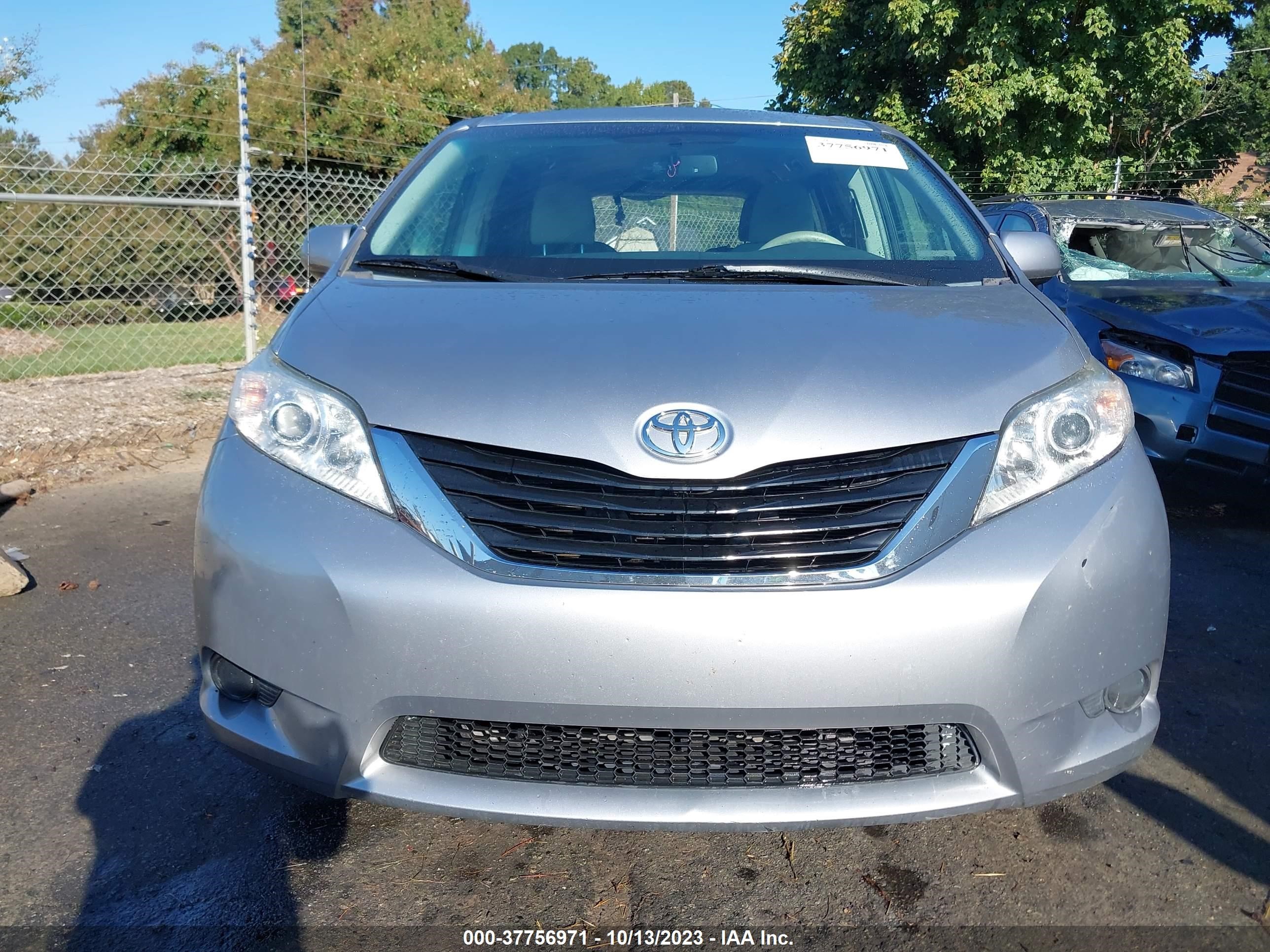 Photo 11 VIN: 5TDKK3DC0DS280286 - TOYOTA SIENNA 