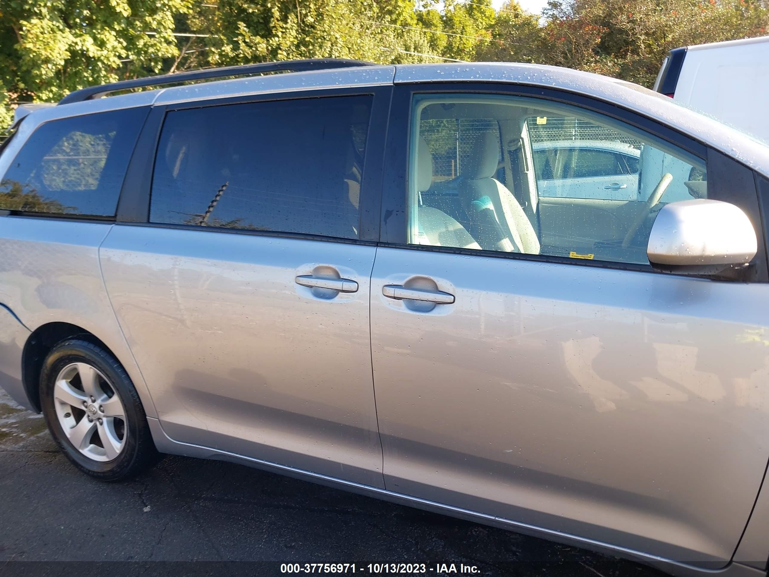 Photo 12 VIN: 5TDKK3DC0DS280286 - TOYOTA SIENNA 