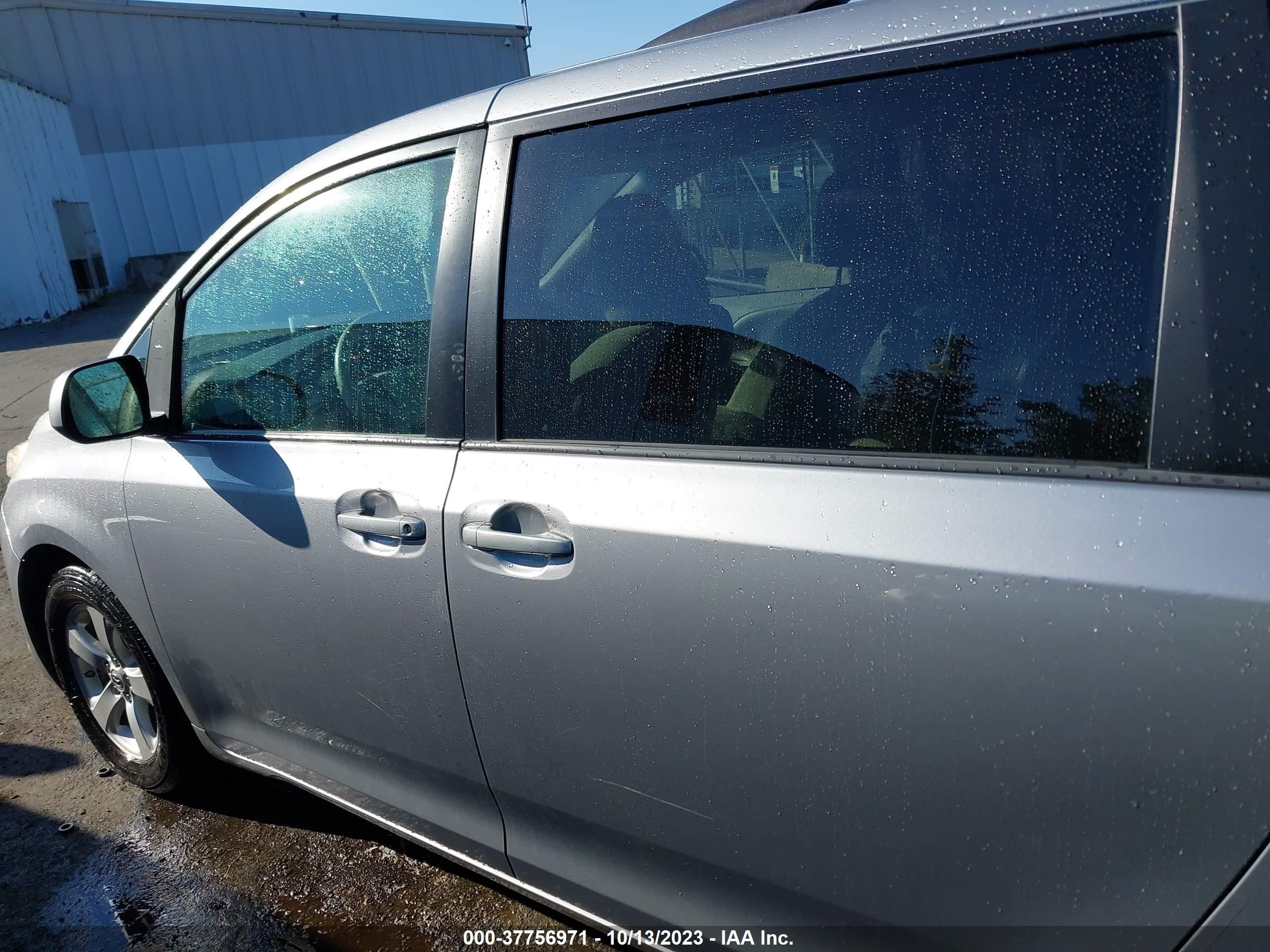 Photo 13 VIN: 5TDKK3DC0DS280286 - TOYOTA SIENNA 