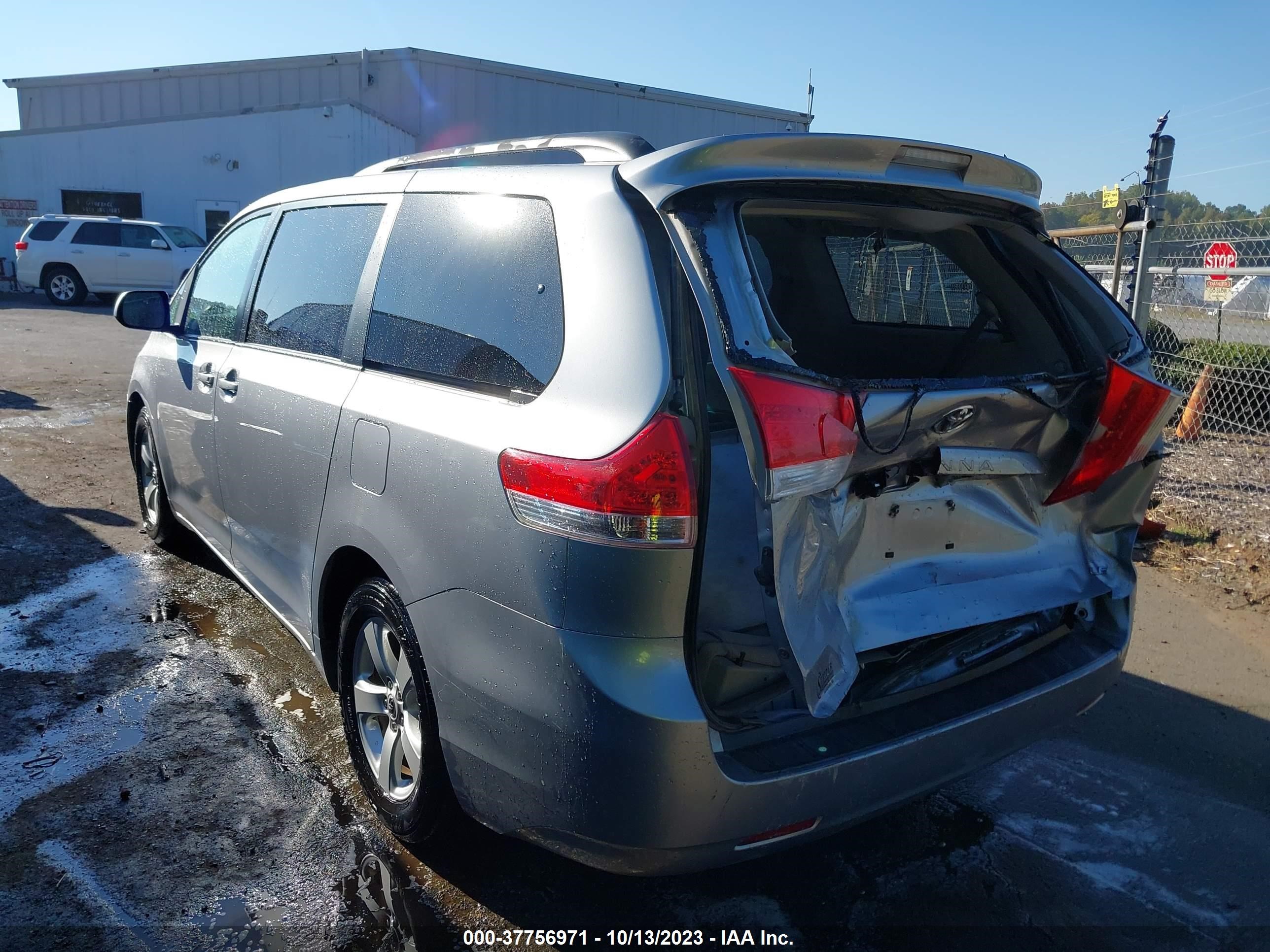 Photo 2 VIN: 5TDKK3DC0DS280286 - TOYOTA SIENNA 